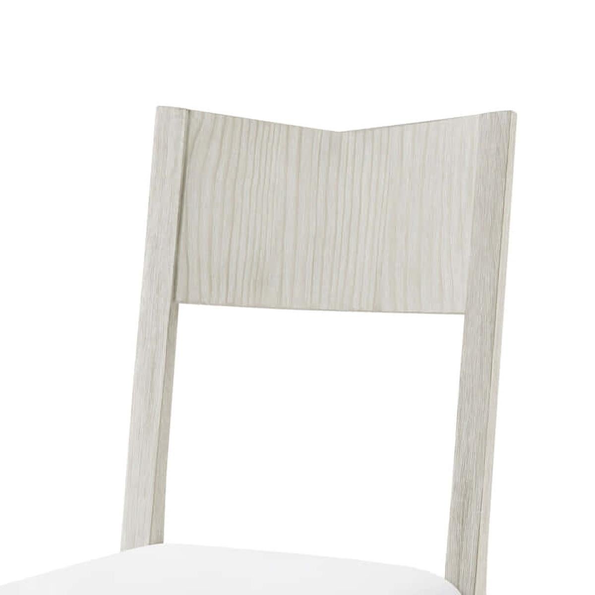 Moderner, lackierter Esszimmerstuhl mit abgeschrägter Rückenlehne und unglaublich bequemer Sitzfläche, gefertigt aus drahtgebürstetem, gebranntem Kiefernholz in unserem Sea Salt Finish.

Abmessungen: 20.5