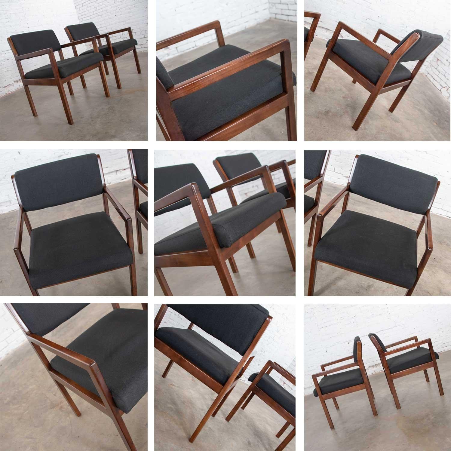 Modernes Paar moderner Sessel aus schwarzem und Nussbaumholz mit Akzent oder Esszimmerstühlen von Haworth im Angebot 5