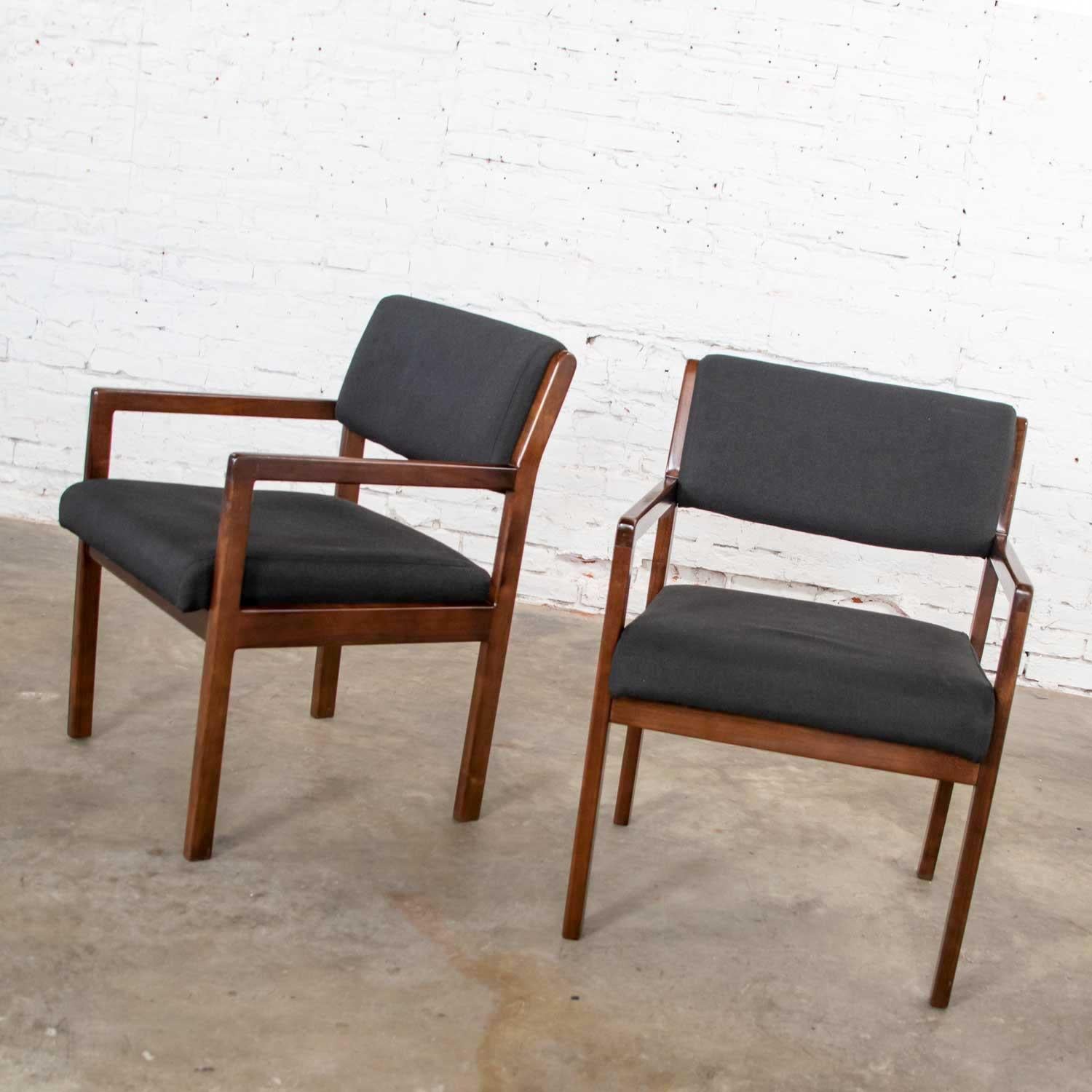 Superbe paire de fauteuils d'appoint ou de salle à manger en bois de couleur noyer avec revêtement en tissu noir de type laine. Ils sont en très bon état d'origine. Le tissu est presque parfait. Le bois teinté en noyer (nous pensons qu'il s'agit de