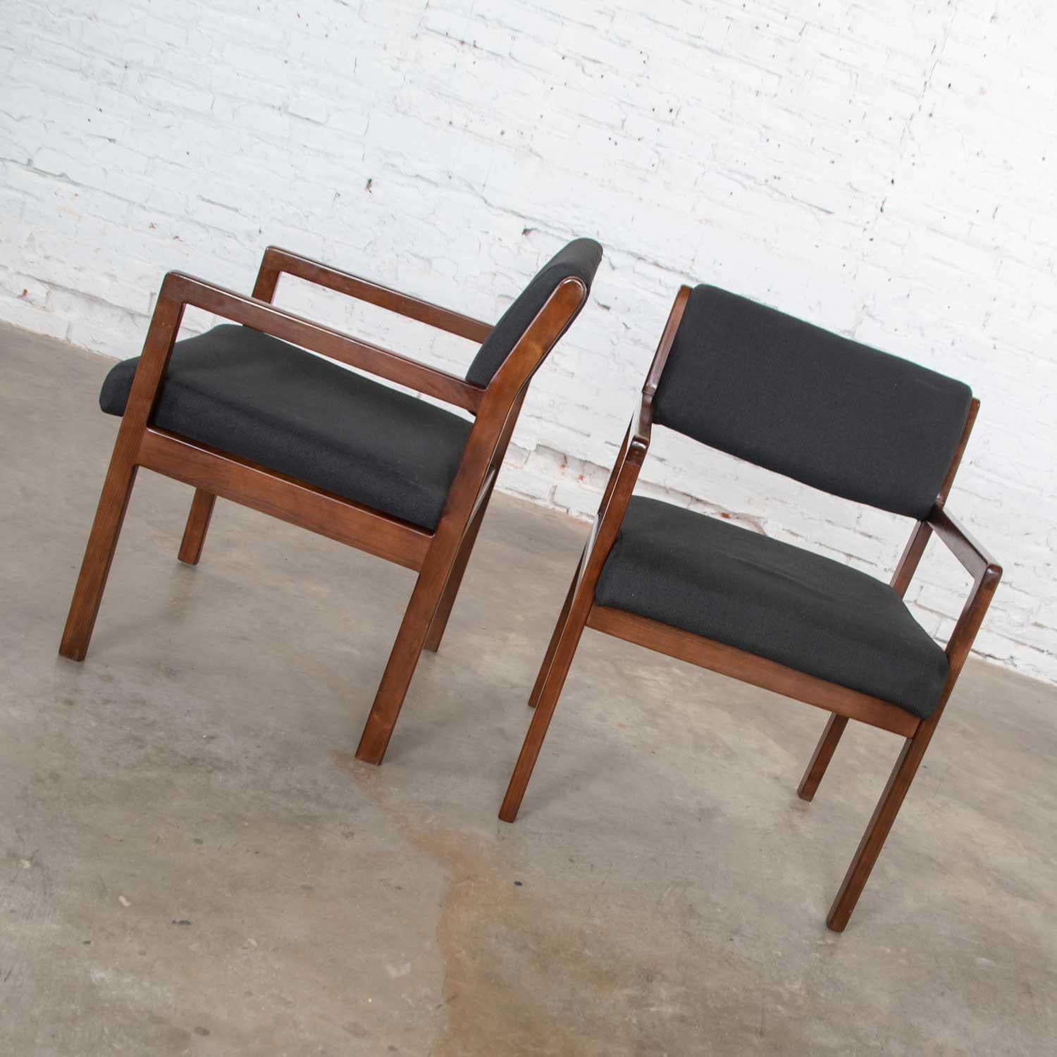 Modernes Paar moderner Sessel aus schwarzem und Nussbaumholz mit Akzent oder Esszimmerstühlen von Haworth (20. Jahrhundert) im Angebot