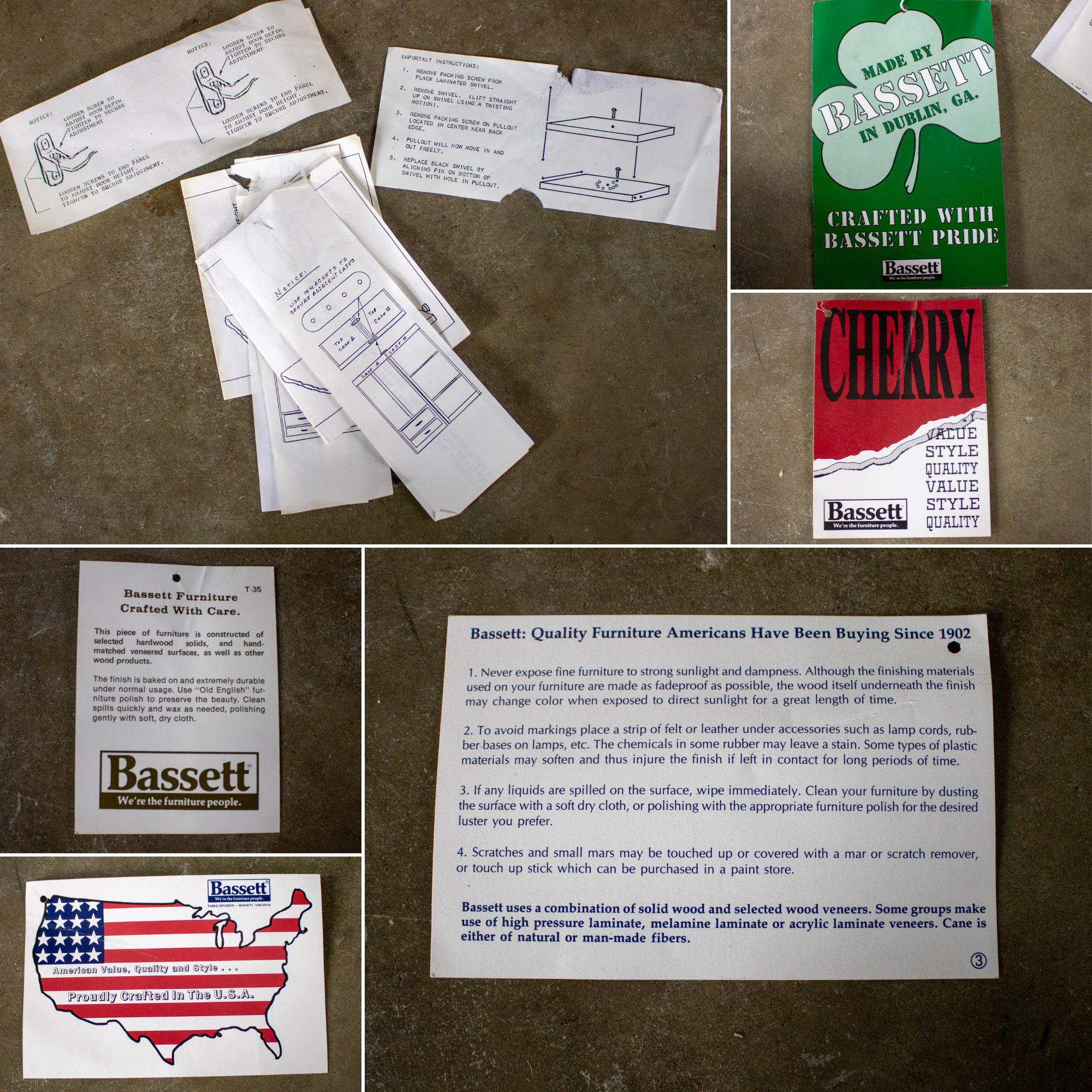 Coppia di vetrine illuminate moderne di Bassett Furniture in ciliegio e ottone in vendita 7