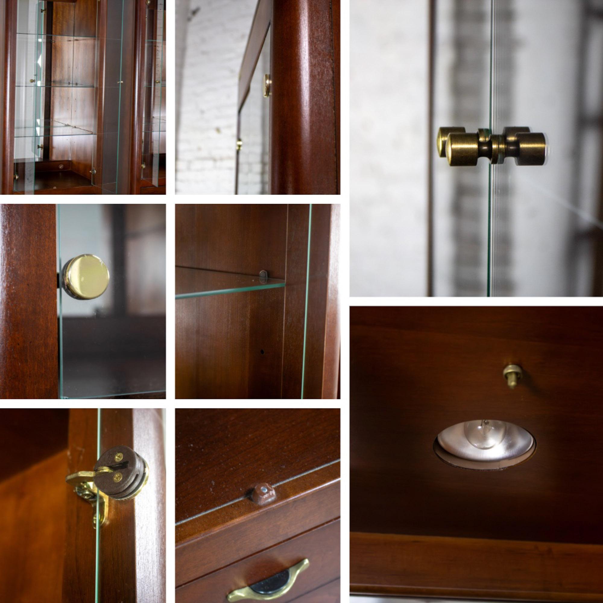 Coppia di vetrine illuminate moderne di Bassett Furniture in ciliegio e ottone in vendita 8