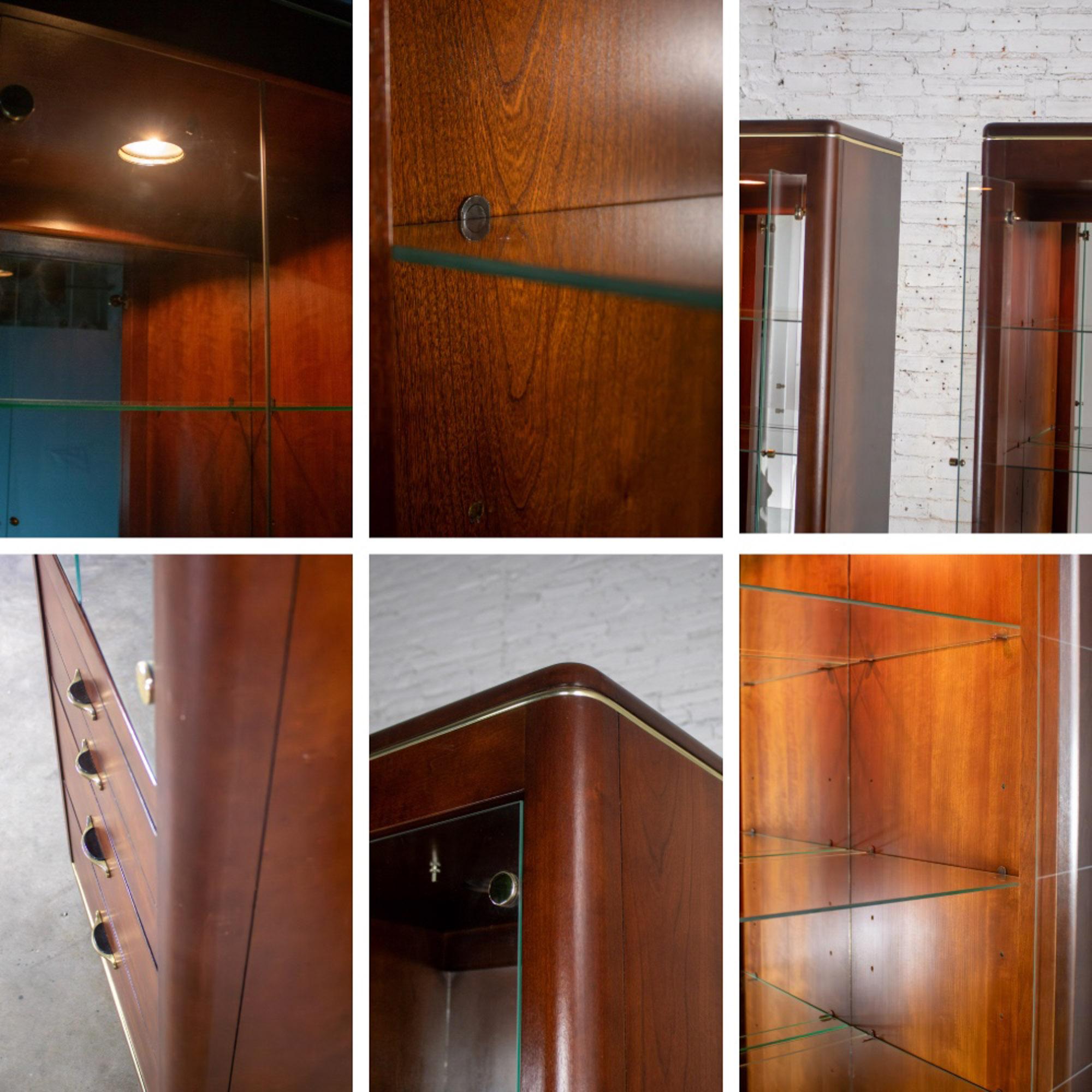 Coppia di vetrine illuminate moderne di Bassett Furniture in ciliegio e ottone in vendita 9