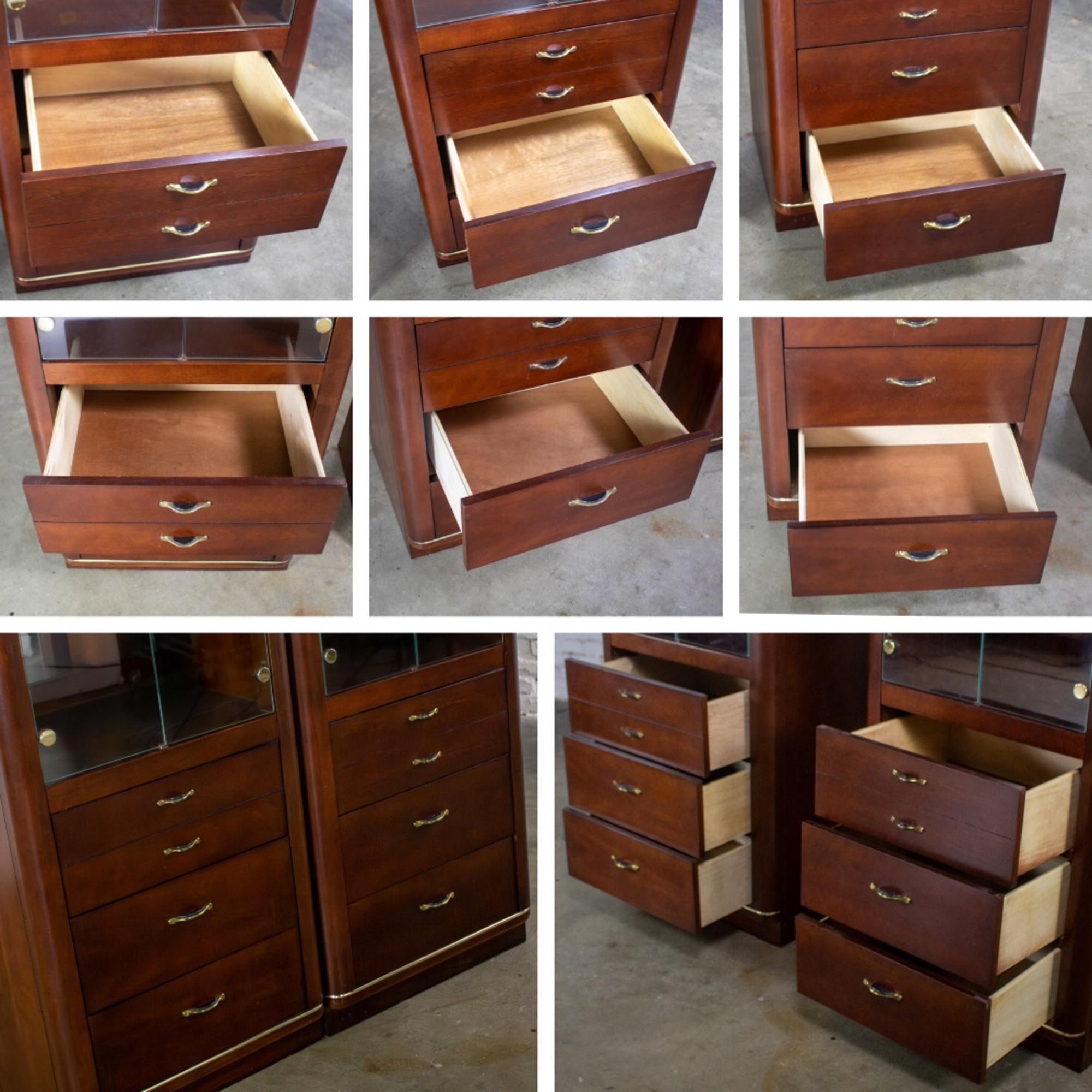 Coppia di vetrine illuminate moderne di Bassett Furniture in ciliegio e ottone in vendita 10