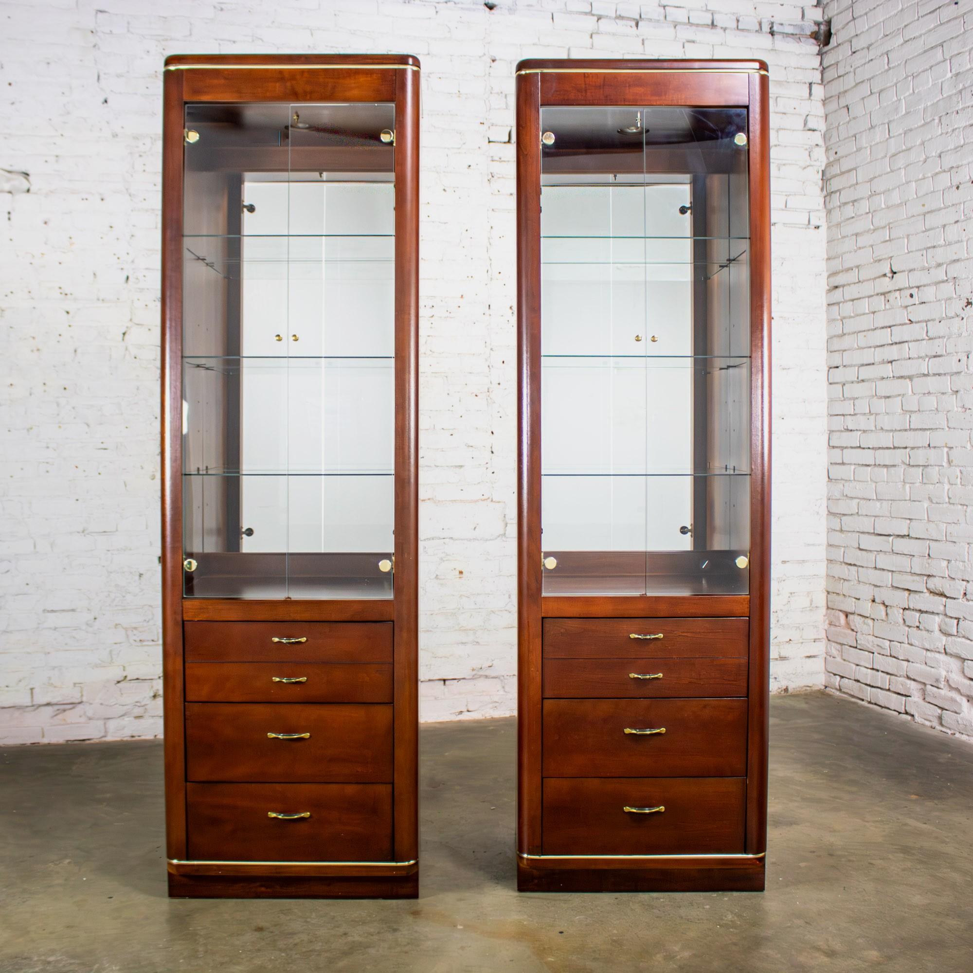 Coppia di vetrine illuminate moderne di Bassett Furniture in ciliegio e ottone in vendita 13