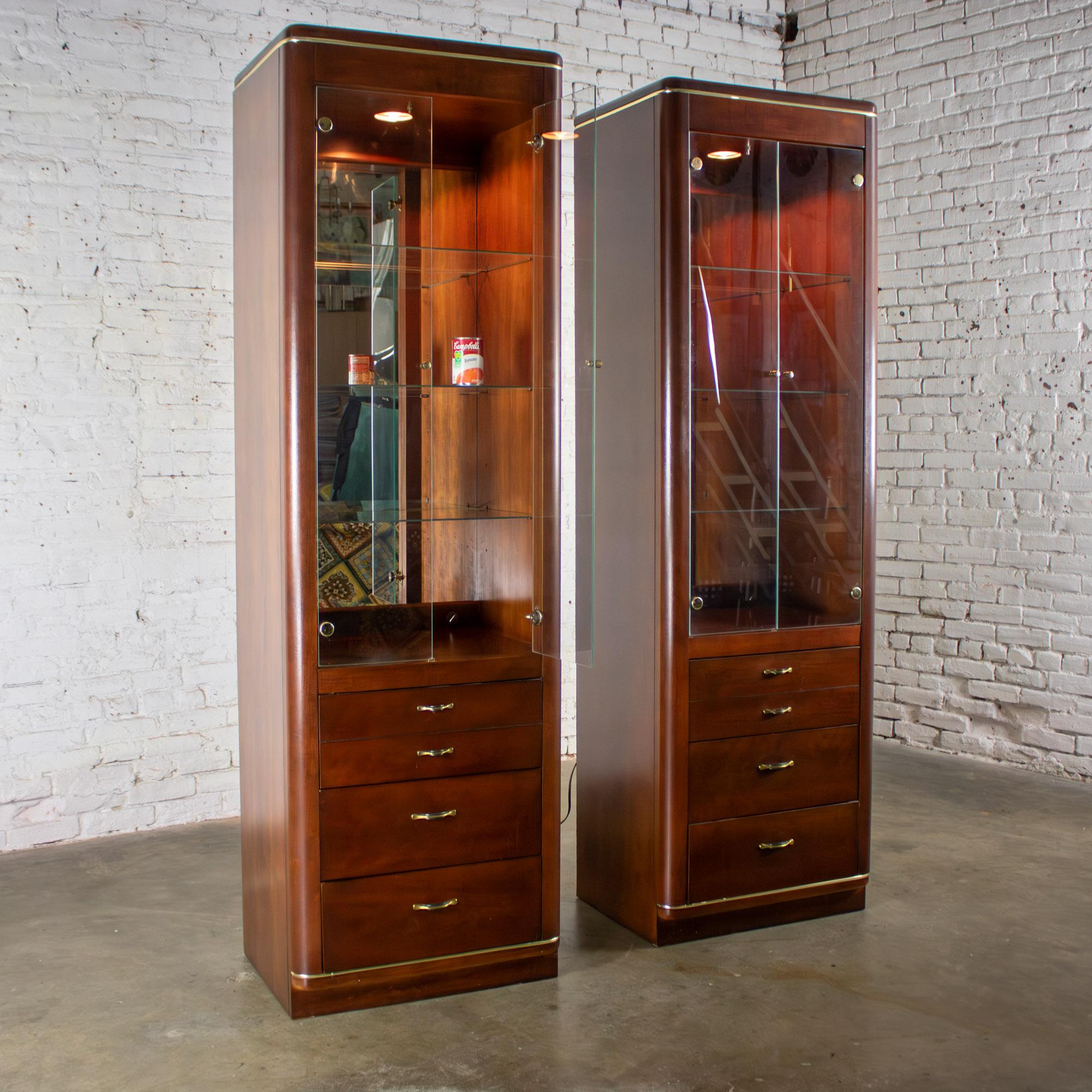 Coppia di vetrine illuminate moderne di Bassett Furniture in ciliegio e ottone in vendita 1