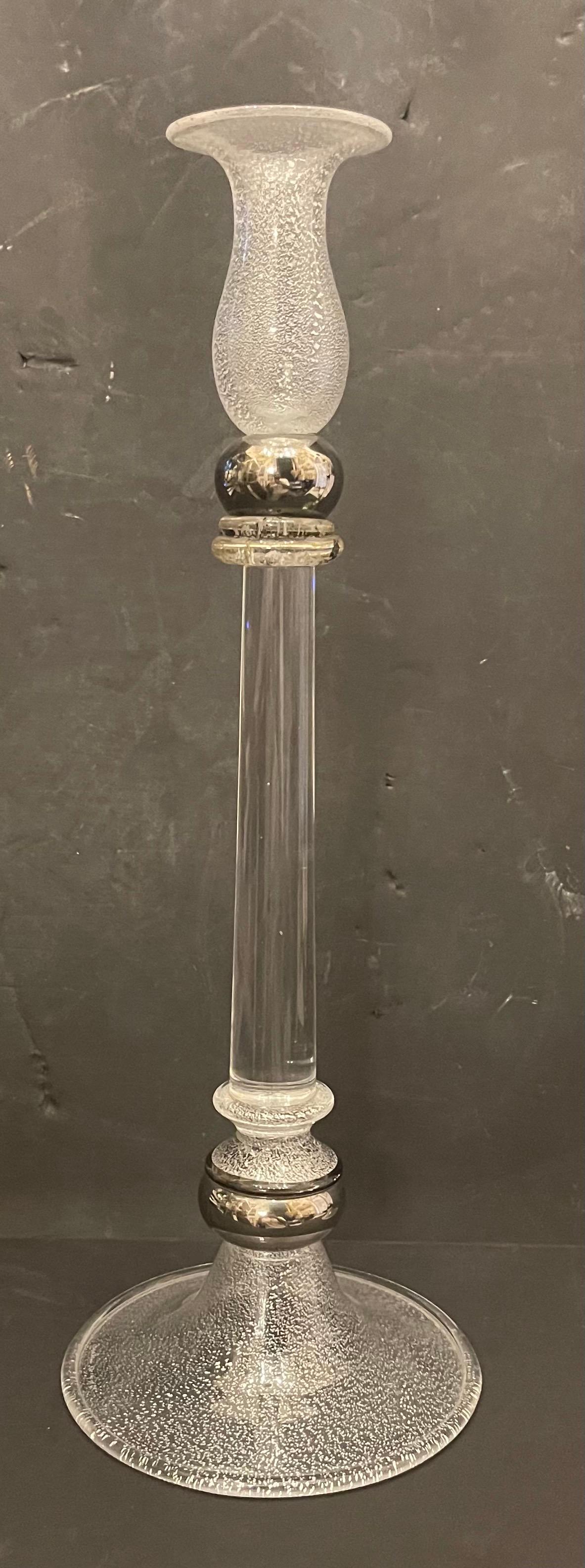 Ein wundervolles modernes Paar von Lorin Marsh Murano Clear & Silver Flake Art Glass Candlesticks in der Art und Weise und im Stil von Seguso / Barovier & Toso.
Sie sind signiert, die Unterschrift ist nur schwer zu erkennen.