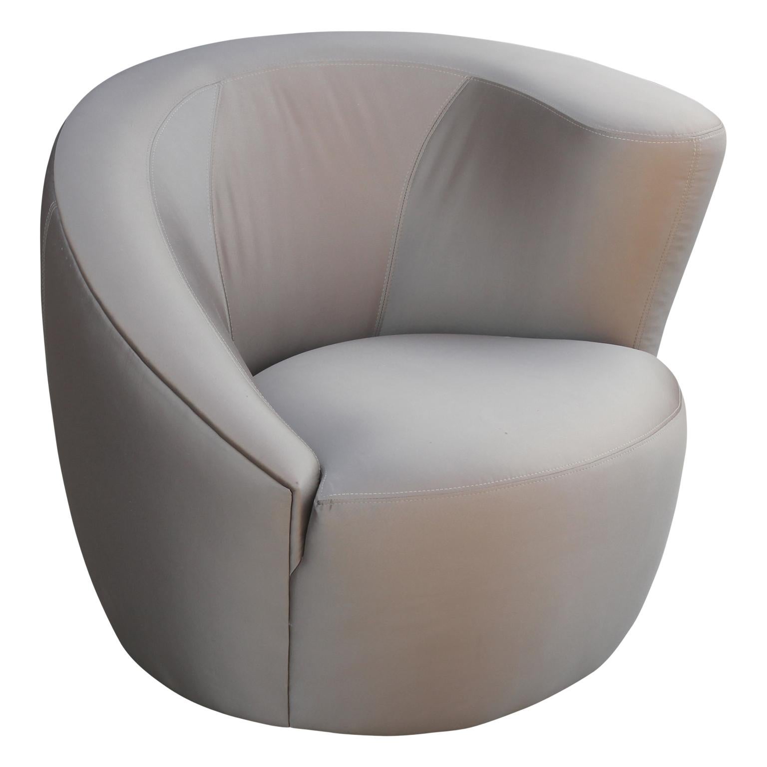 Asymmetrisches Paar drehbarer Lounge-Sessel:: entworfen von Vladimir Kagan für Weiman / Preview. Diese Stühle sind in Originalstoff und in ausgezeichnetem Zustand.