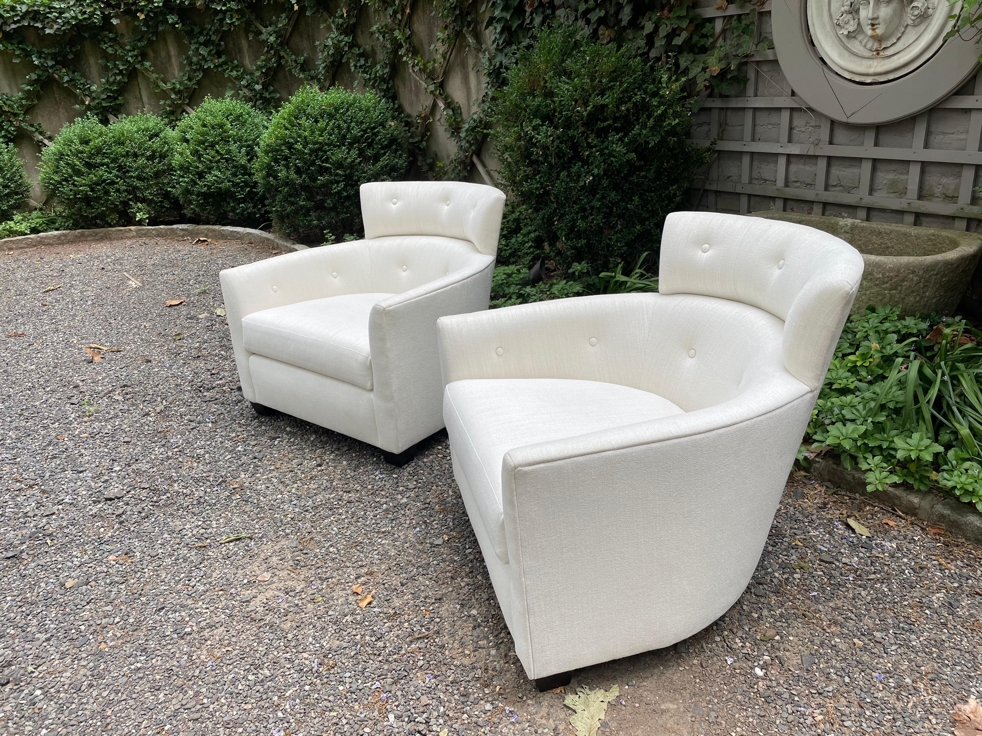 Modern Pair of Barrel Back Curvy Club Lounge Chairs For Sale 2