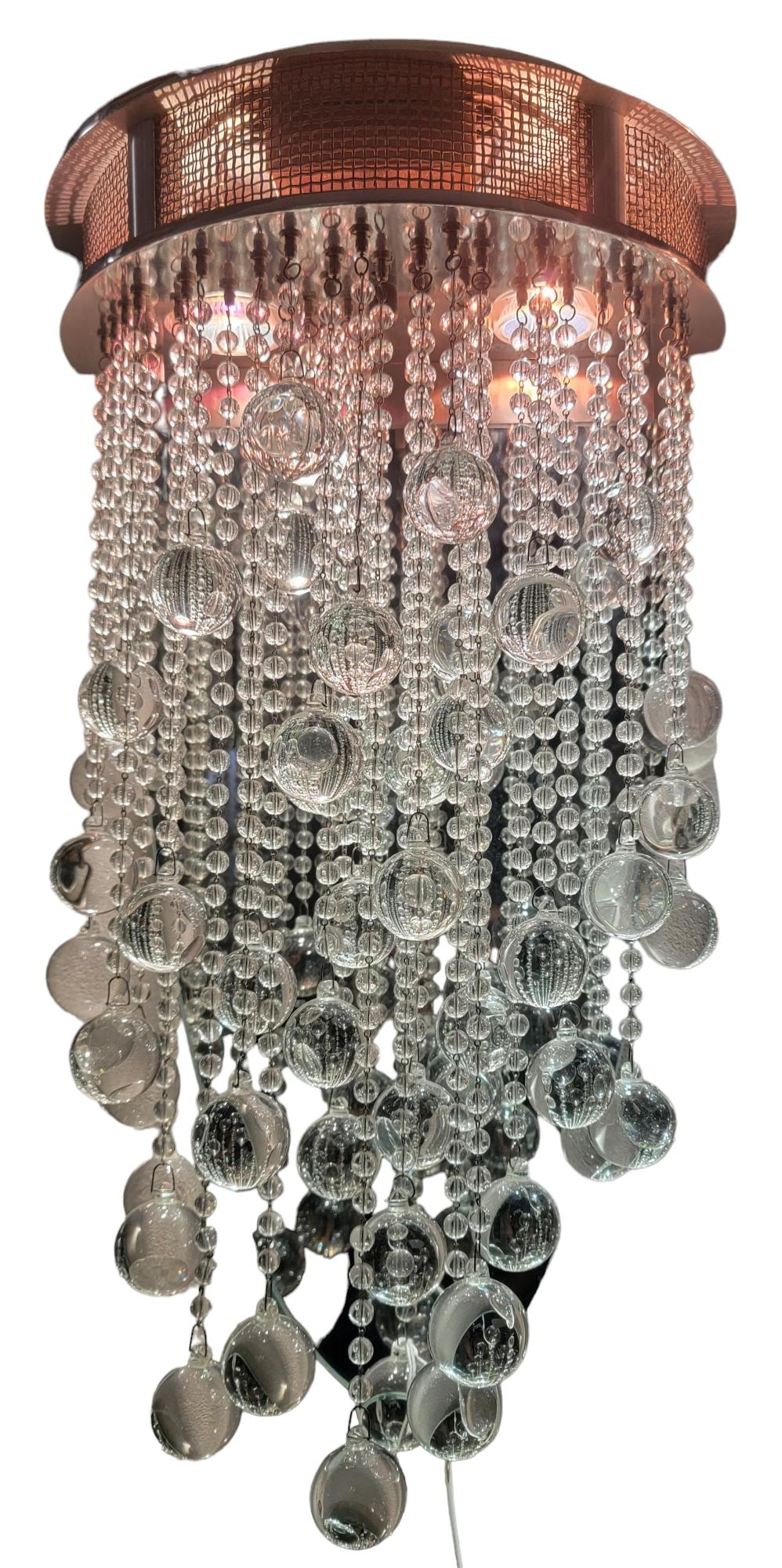 Ein Paar atemberaubende Todd Rugee-Leuchten. Im Rahmen befinden sich 2 LED-Lichter, die auf die hängenden Perlen mit je einer größeren Kristallkugel am Ende jeder Perle herunterleuchten. Der Rahmen besteht aus einem oberen Kupferrand und erstreckt