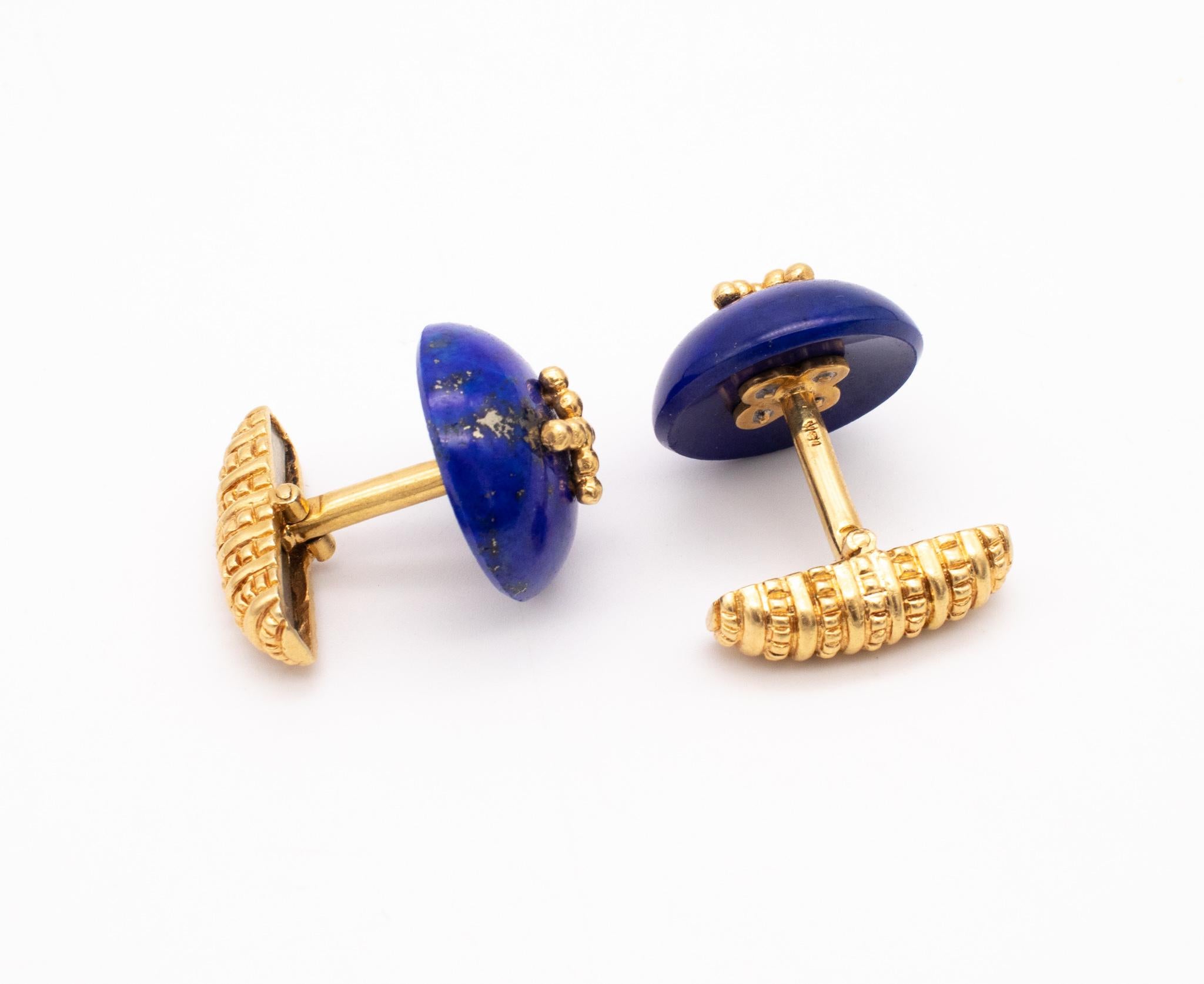 Modern Pair of Cufflinks in Textured 18Kt Yellow Gold with Lapis Lazuli For Sale 1