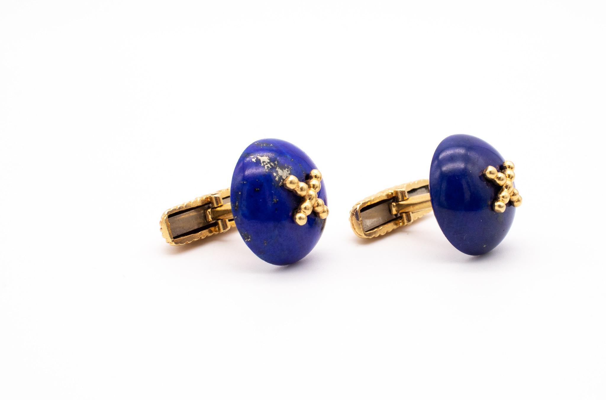Modern Pair of Cufflinks in Textured 18Kt Yellow Gold with Lapis Lazuli For Sale 2