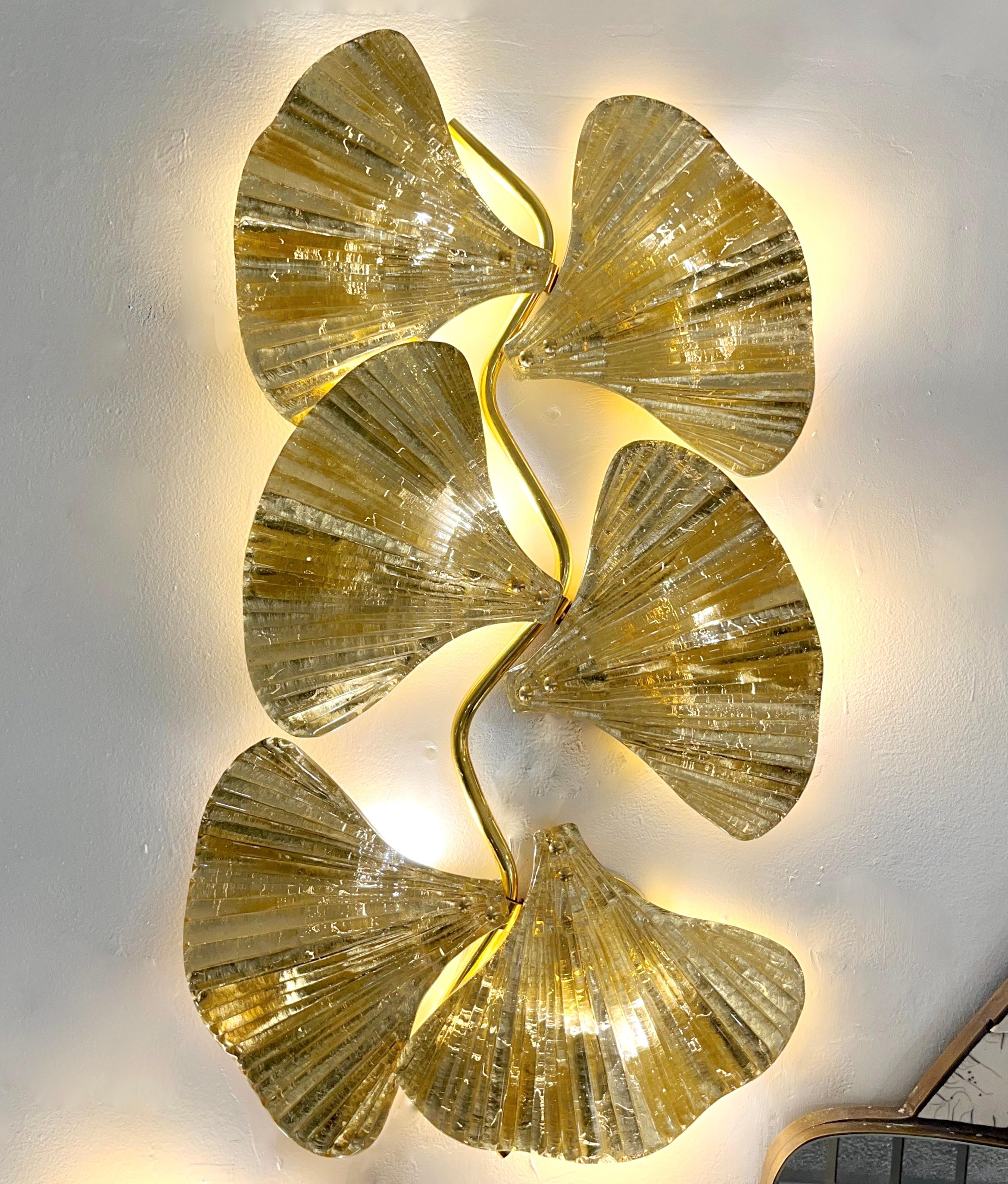 Faites entrer la nature à l'intérieur pour illuminer vos murs ! Paire d'appliques contemporaines en verre italien de Murano, d'inspiration Hollywood Regency, au design Art déco de branches de ginkgo. Il s'agit d'une création contemporaine,