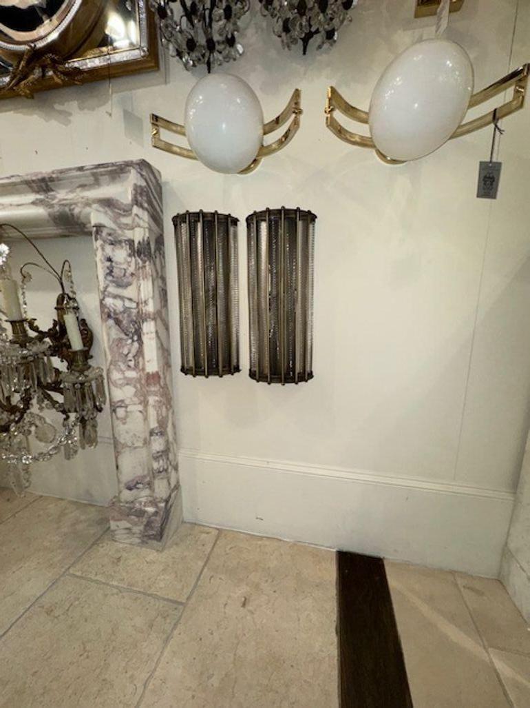 italien Paire d'appliques torsadées en verre de Murano avec détails en laiton en vente