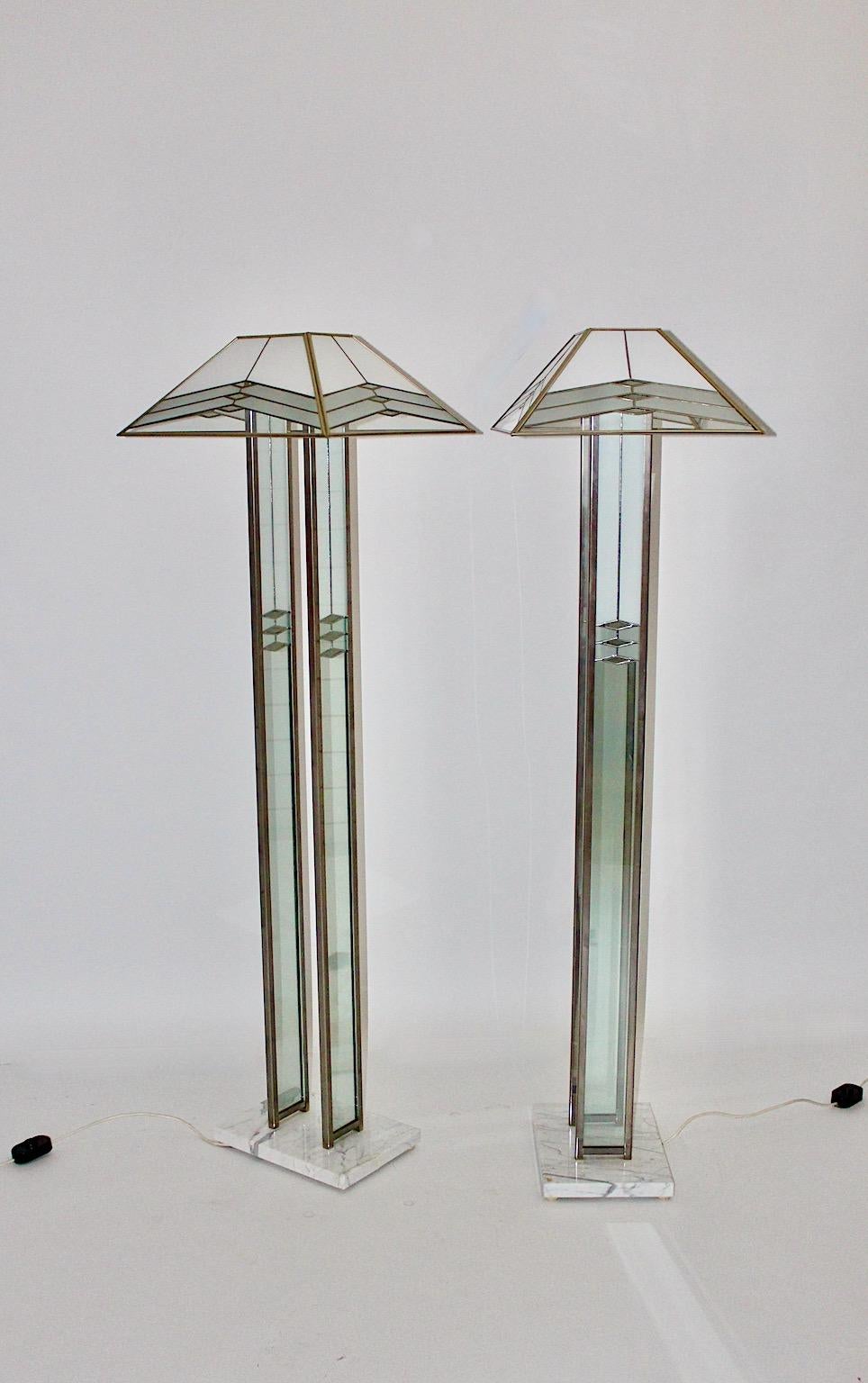 Paire de lampadaires vintage de style Hollywood Regency par Albano Poli pour Poliarte 1980 Italie en marbre, verre, métal chromé et plexiglas.
Elégante paire de lampadaires dans les tons laiteux et gris, si vous tombez amoureux de ces lampadaires,