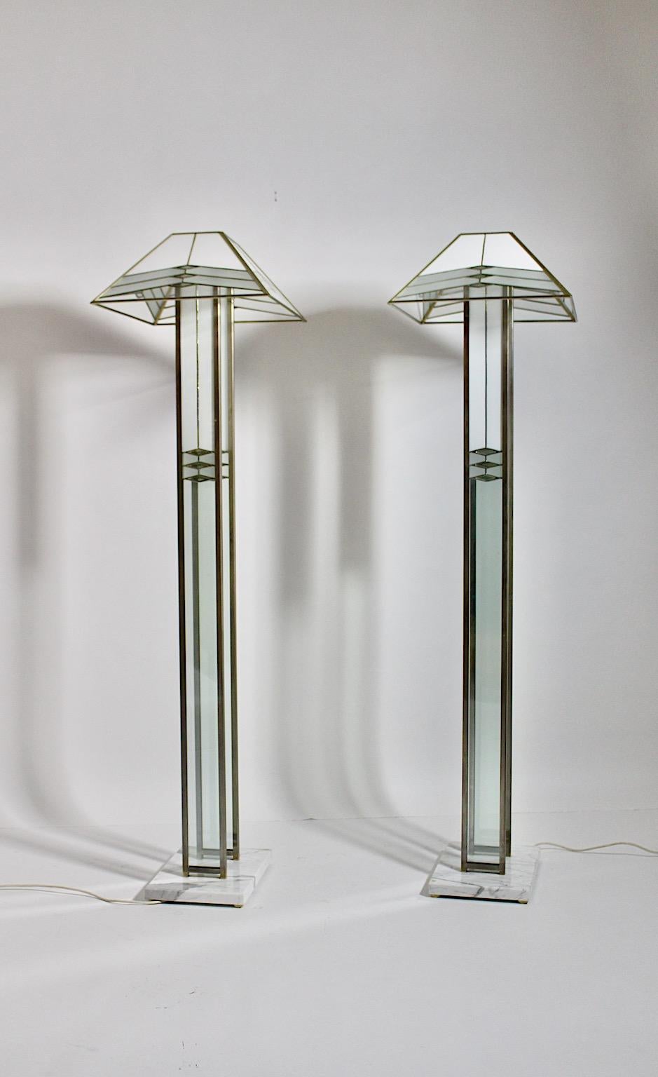 Modernes Paar italienischer Vintage-Stehlampe aus Marmorglas und Metall, Poliarte, 1980er Jahre (20. Jahrhundert) im Angebot
