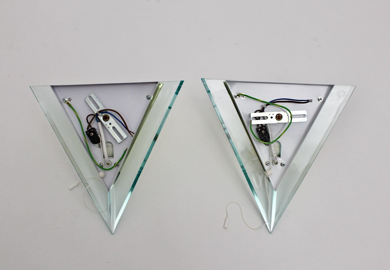 Modernes Paar Vintage-Lucite-Metall-Wandleuchter, Dreiecksform, 1990er Jahre, Deutschland im Angebot 6