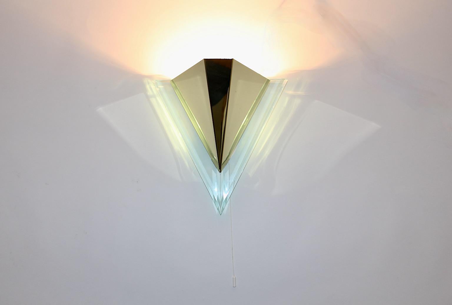 Moderna Pareja de Triángulo Vintage Lucite Metal Sconce Años 90 Alemania Moderno en venta