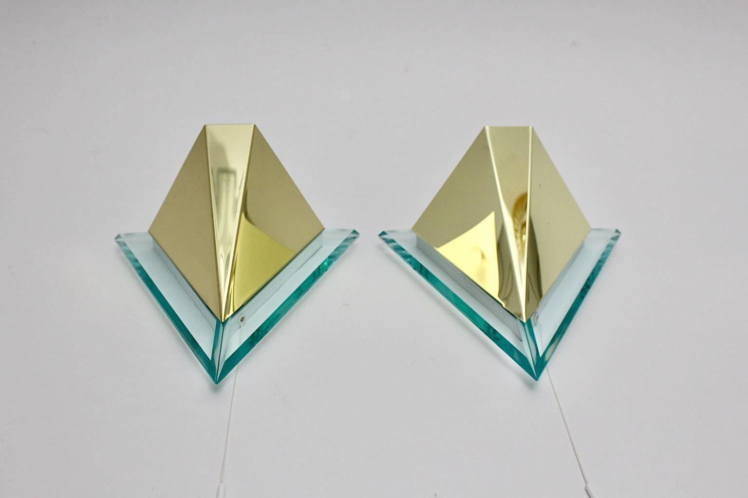 Modernes Paar Vintage-Lucite-Metall-Wandleuchter, Dreiecksform, 1990er Jahre, Deutschland im Angebot 1