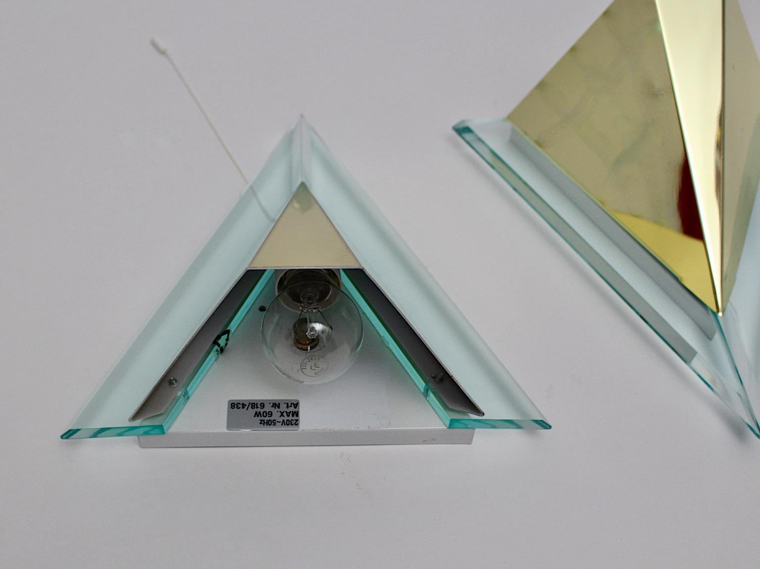 Moderna Pareja de Triángulo Vintage Lucite Metal Sconce Años 90 Alemania finales del siglo XX en venta