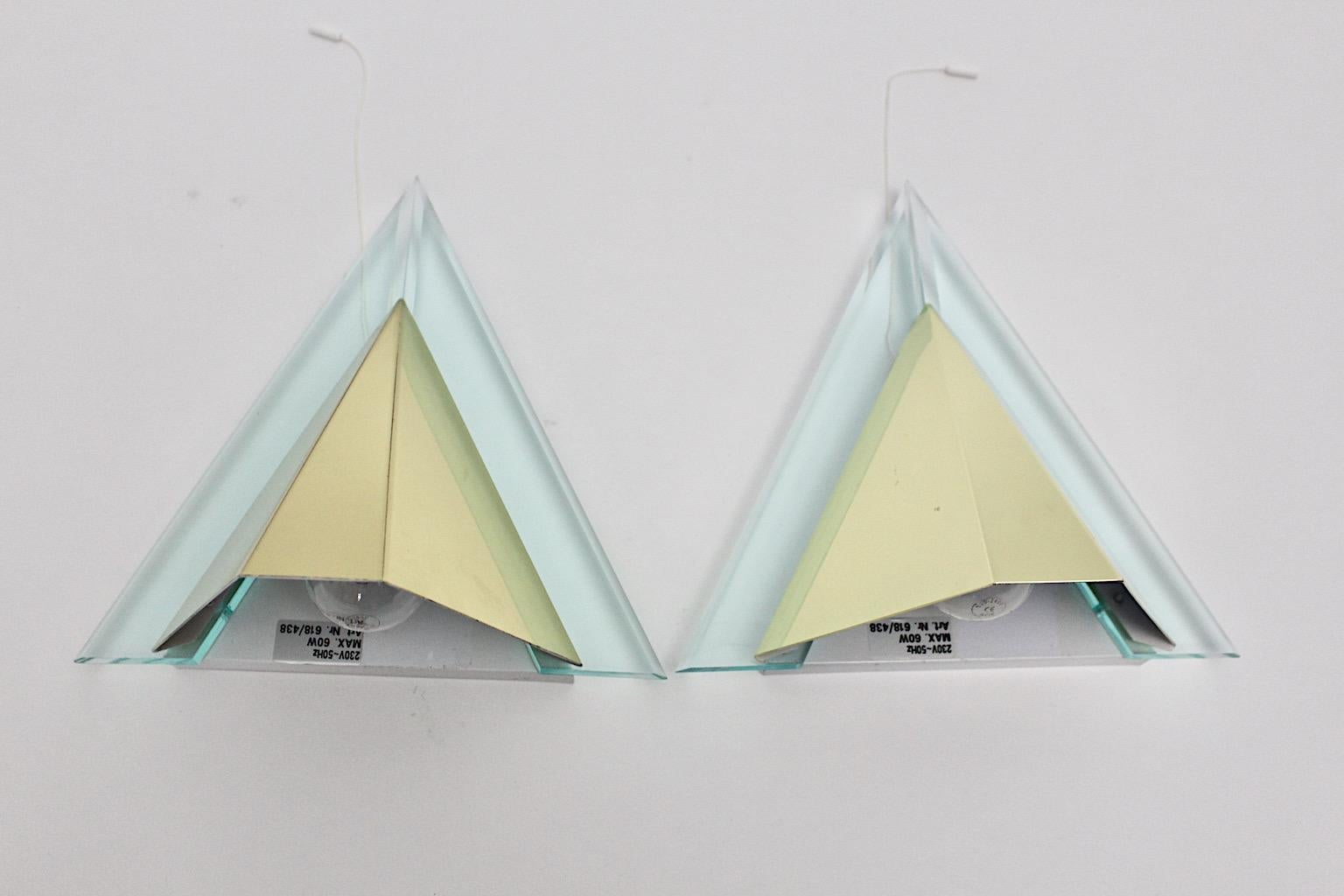 Modernes Paar Vintage-Lucite-Metall-Wandleuchter, Dreiecksform, 1990er Jahre, Deutschland im Angebot 3