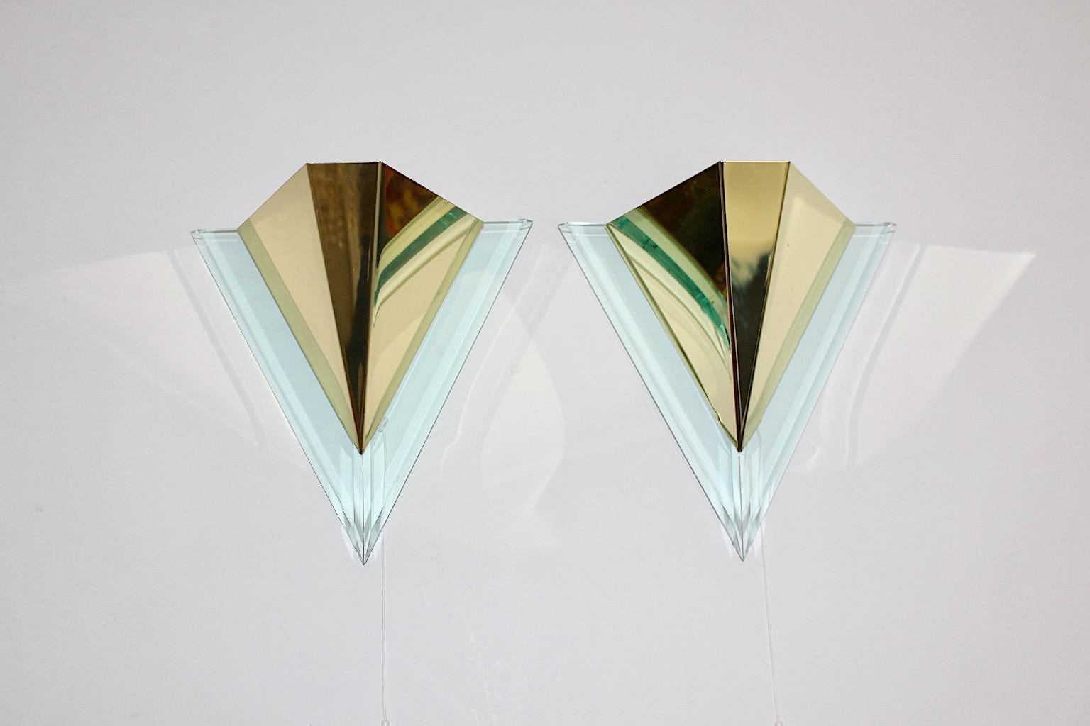 Modernes Paar Vintage-Lucite-Metall-Wandleuchter, Dreiecksform, 1990er Jahre, Deutschland im Angebot 4