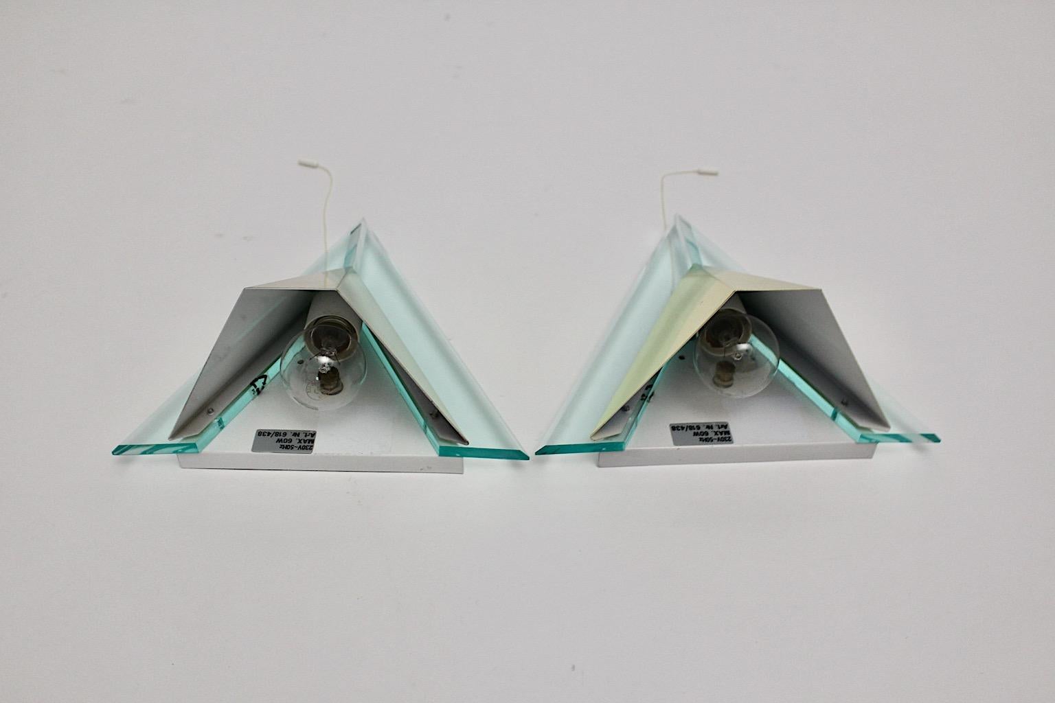 Modernes Paar Vintage-Lucite-Metall-Wandleuchter, Dreiecksform, 1990er Jahre, Deutschland im Angebot 5