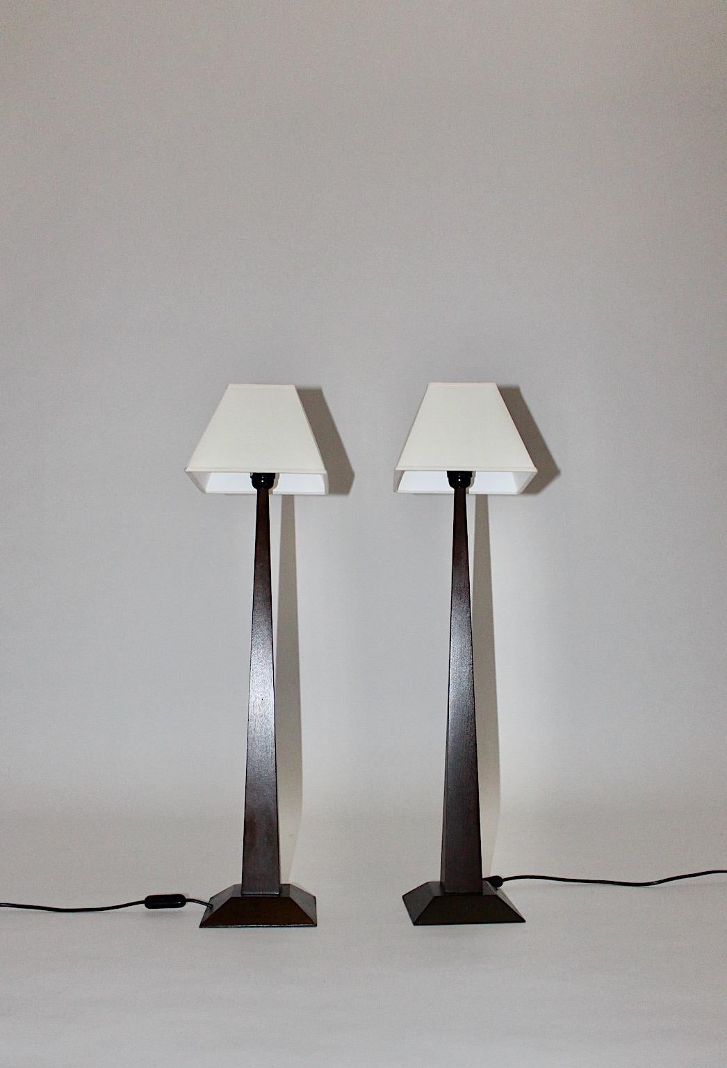 Modernes Paar Obelisk-Tischlampen, Vintage, braune Buche, weißer Stoff, Frankreich, 1980er Jahre (Französisch) im Angebot