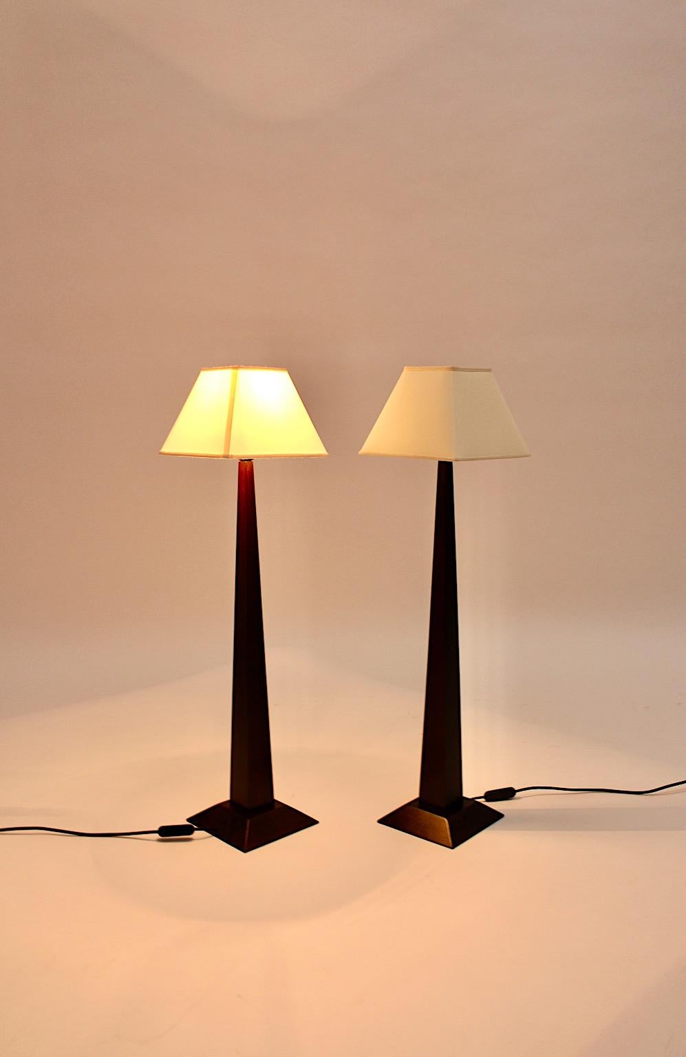 Modernes Paar Obelisk-Tischlampen, Vintage, braune Buche, weißer Stoff, Frankreich, 1980er Jahre im Angebot 2