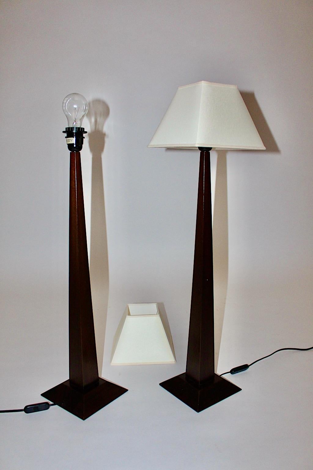 Modernes Paar Obelisk-Tischlampen, Vintage, braune Buche, weißer Stoff, Frankreich, 1980er Jahre im Angebot 3