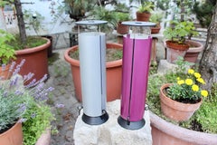 Pareja moderna de lámparas de sobremesa vintage de plástico lila plata negro, años 80, Italia