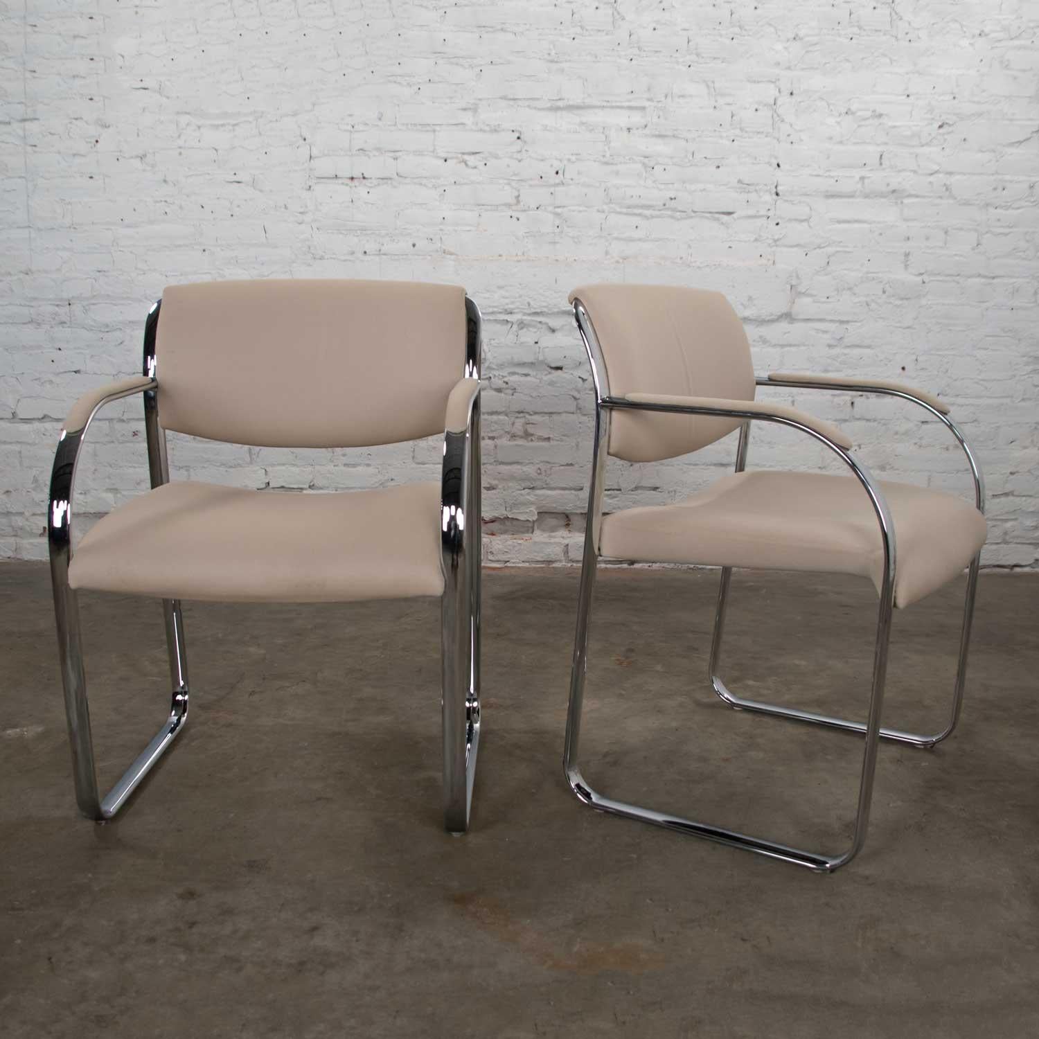 Modern Pair Off-White and Chrome Accent or Dining Armchairs by Steelcase In Good Condition For Sale In Topeka, KS