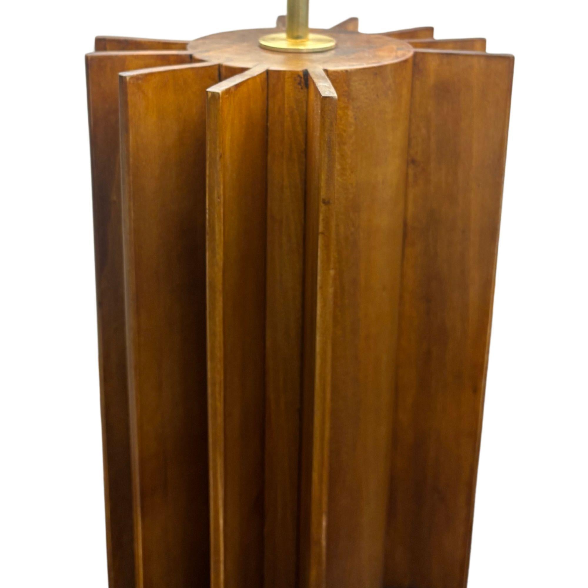 italien Paire de lampes modernes sculpturales en Wood Wood Noyer et abat-jour sur mesure en vente