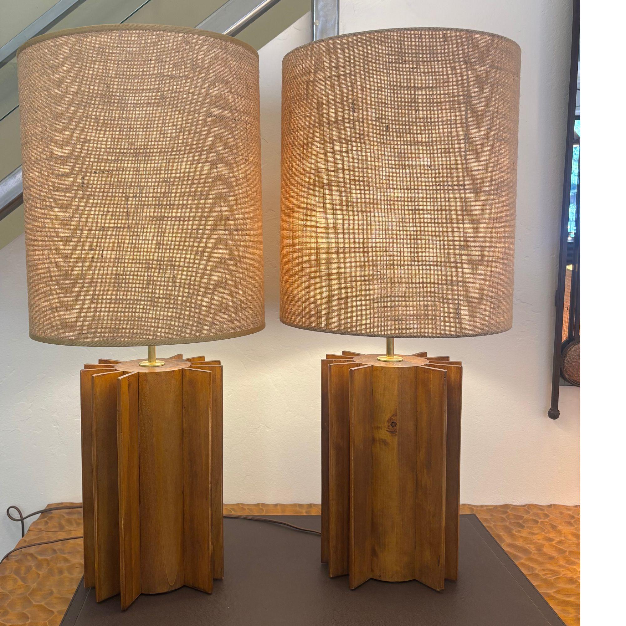 Paire de lampes modernes sculpturales en Wood Wood Noyer et abat-jour sur mesure Bon état - En vente à Aspen, CO