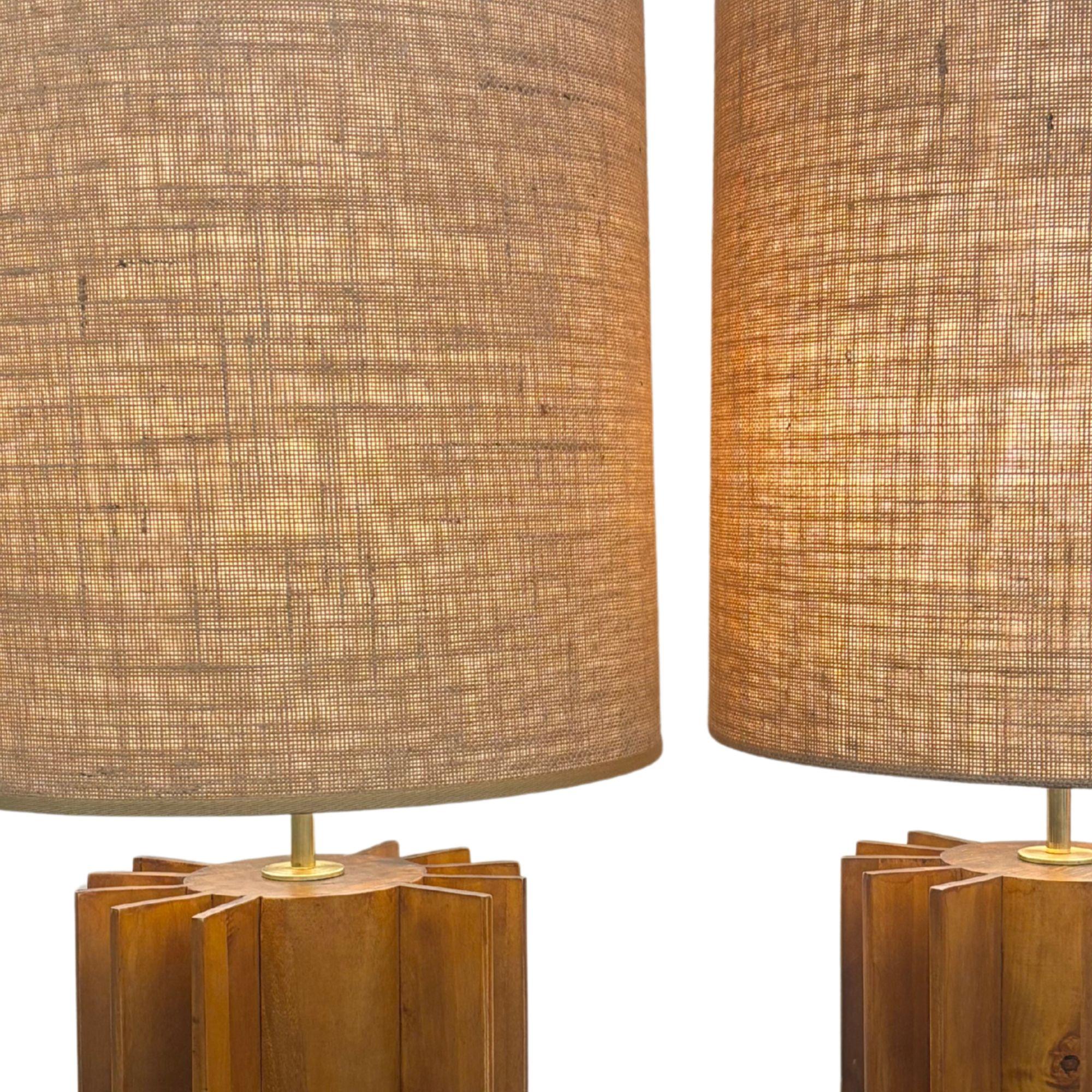 XXIe siècle et contemporain Paire de lampes modernes sculpturales en Wood Wood Noyer et abat-jour sur mesure en vente