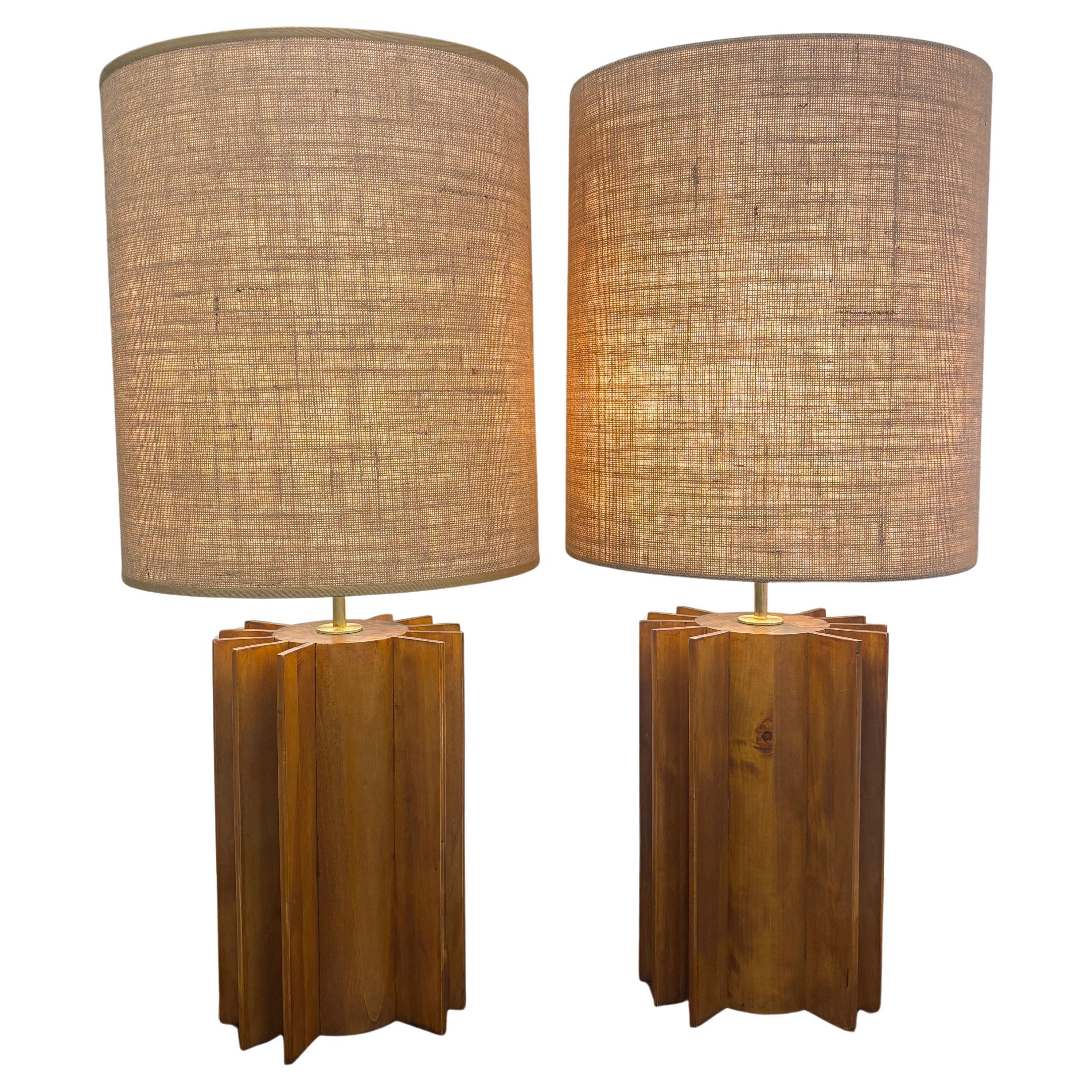Paire de lampes modernes sculpturales en Wood Wood Noyer et abat-jour sur mesure en vente