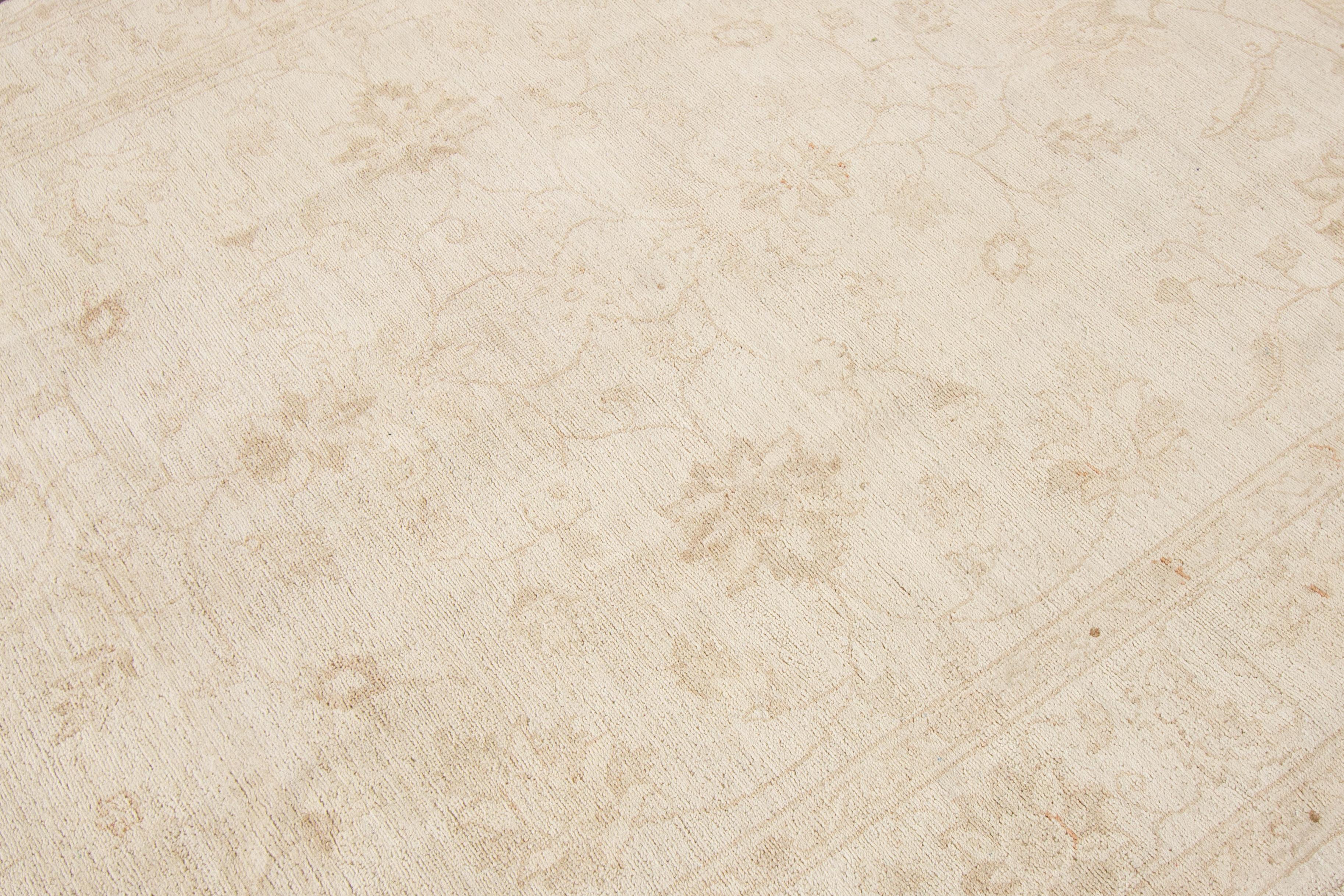 Ein feiner handgeknüpfter moderner Teppich im pakistanischen Stil mit floralem Medaillonmuster. Dieser Teppich misst 5'8