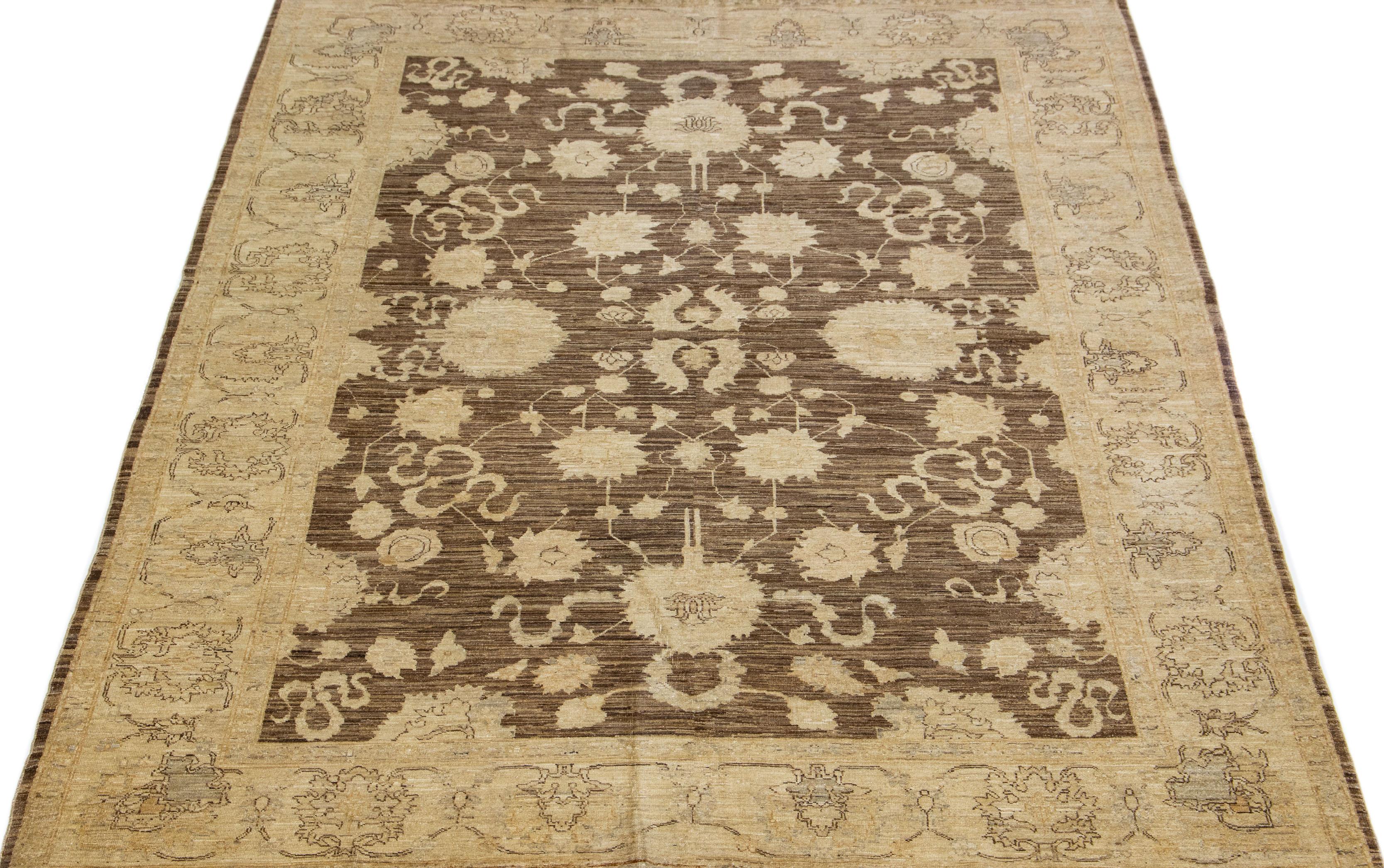 This contemporary Peshawar rug boasts exquisite craftsmanship with its intricate wool hand-knotting. The elegant design features a charming floral motif set against a warm brown backdrop with subtle beige detailing.

This rug measures 6'2