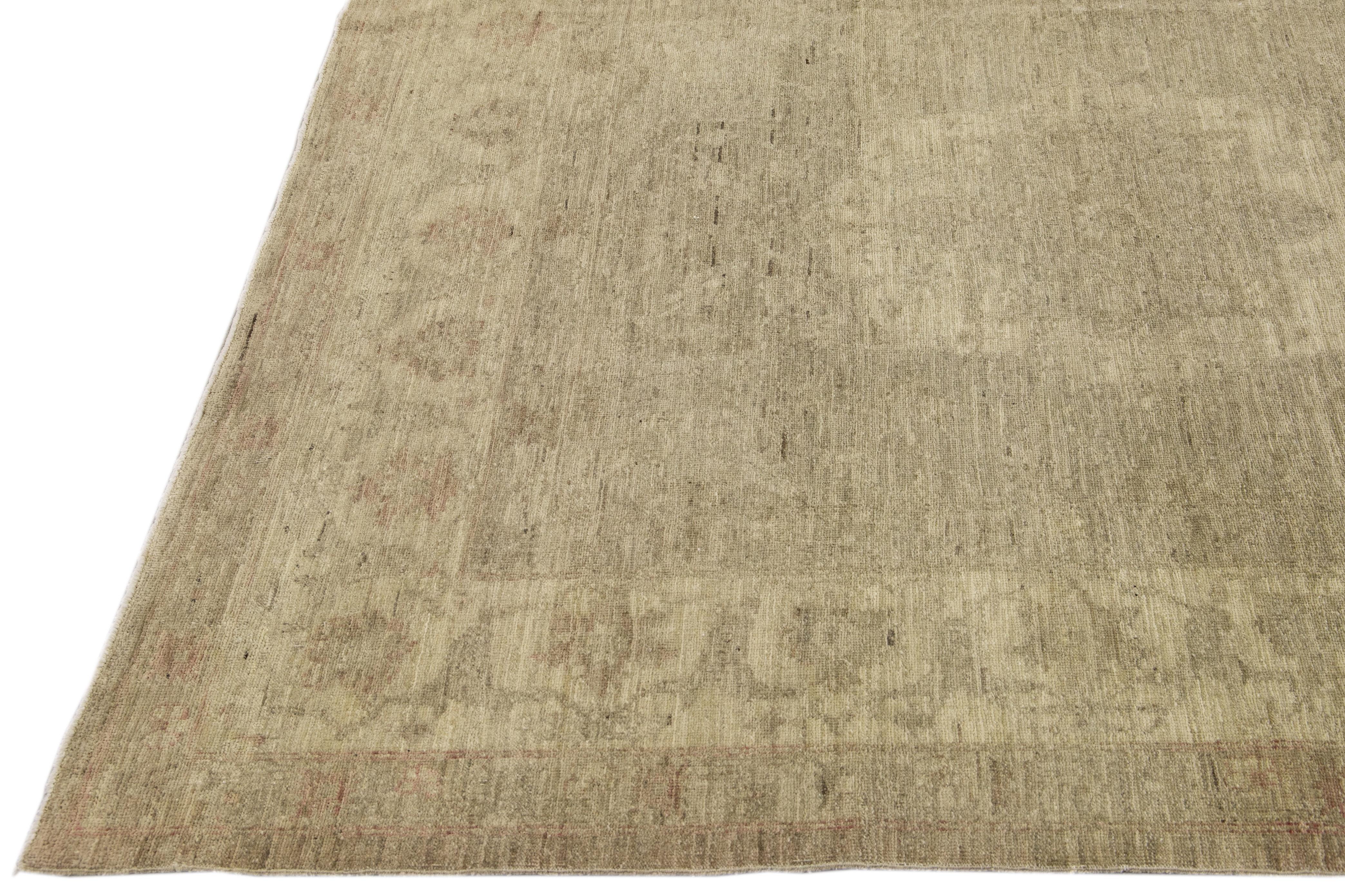 Moderner Paki Peshawar Bio-Wollteppich in Beige mit Allover-Muster im Zustand „Neu“ im Angebot in Norwalk, CT