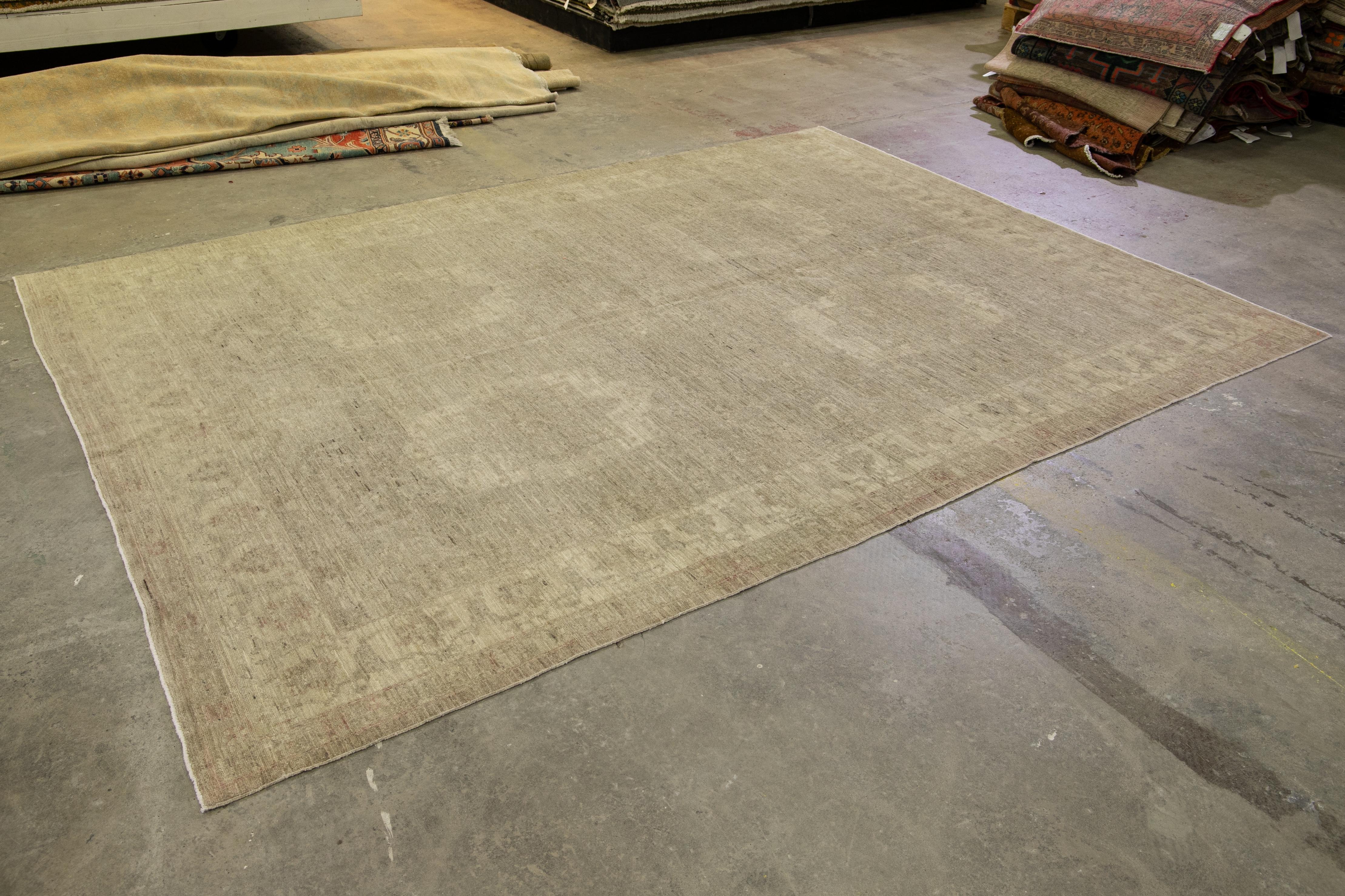 Moderner Paki Peshawar Bio-Wollteppich in Beige mit Allover-Muster im Angebot 2