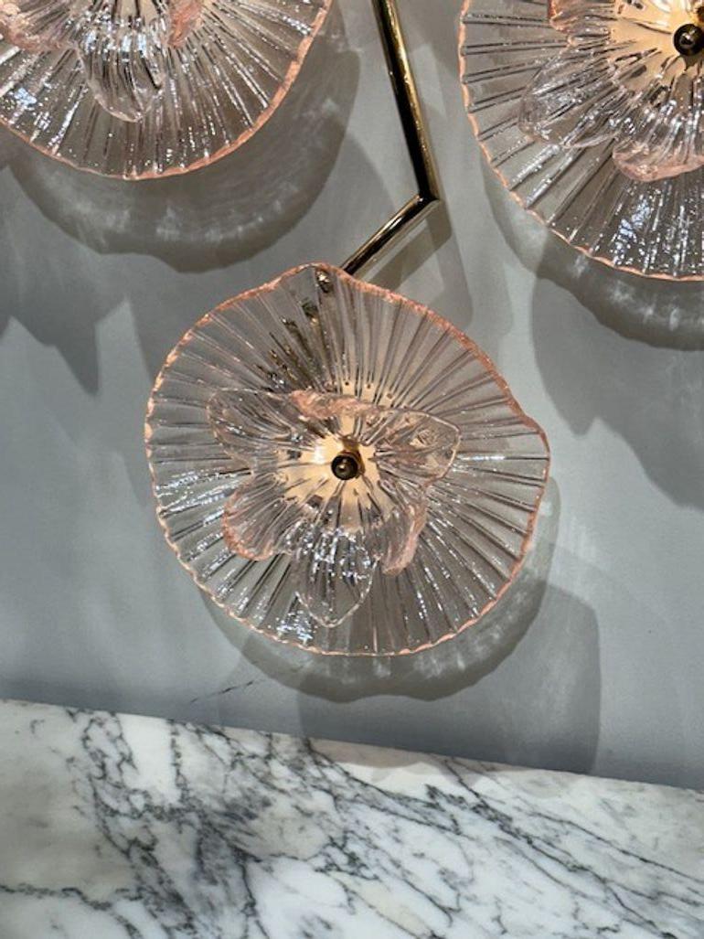 XXIe siècle et contemporain Art mural moderne rose pâle de Murano et laiton en vente