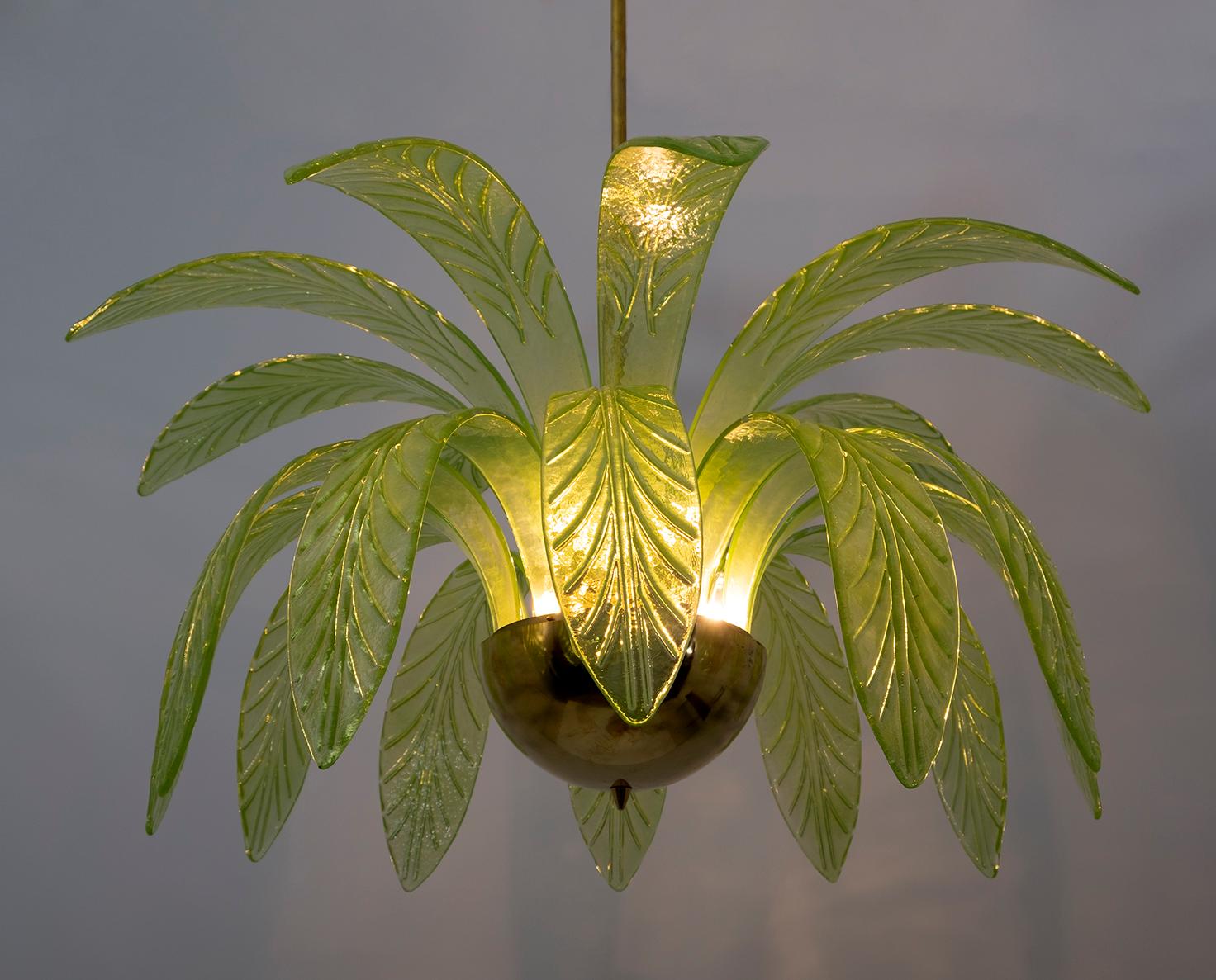 Modern Palm Leaves Chandelier Murano Glass and Brass, 1970s In Excellent Condition In Puglia, Puglia
