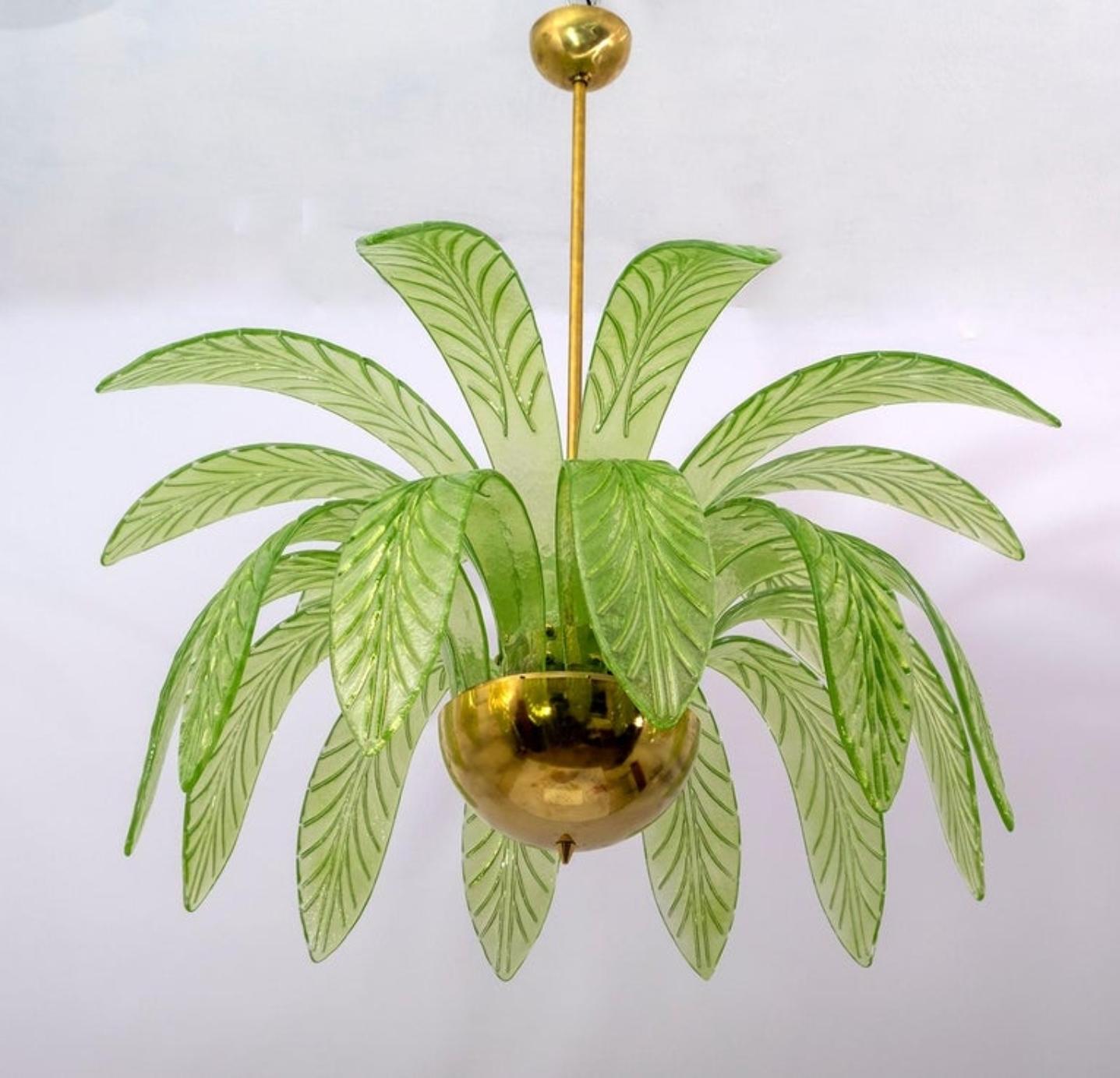 Modern Palm Leaves Chandelier Murano Glass and Brass, 1970s In Excellent Condition In Puglia, Puglia