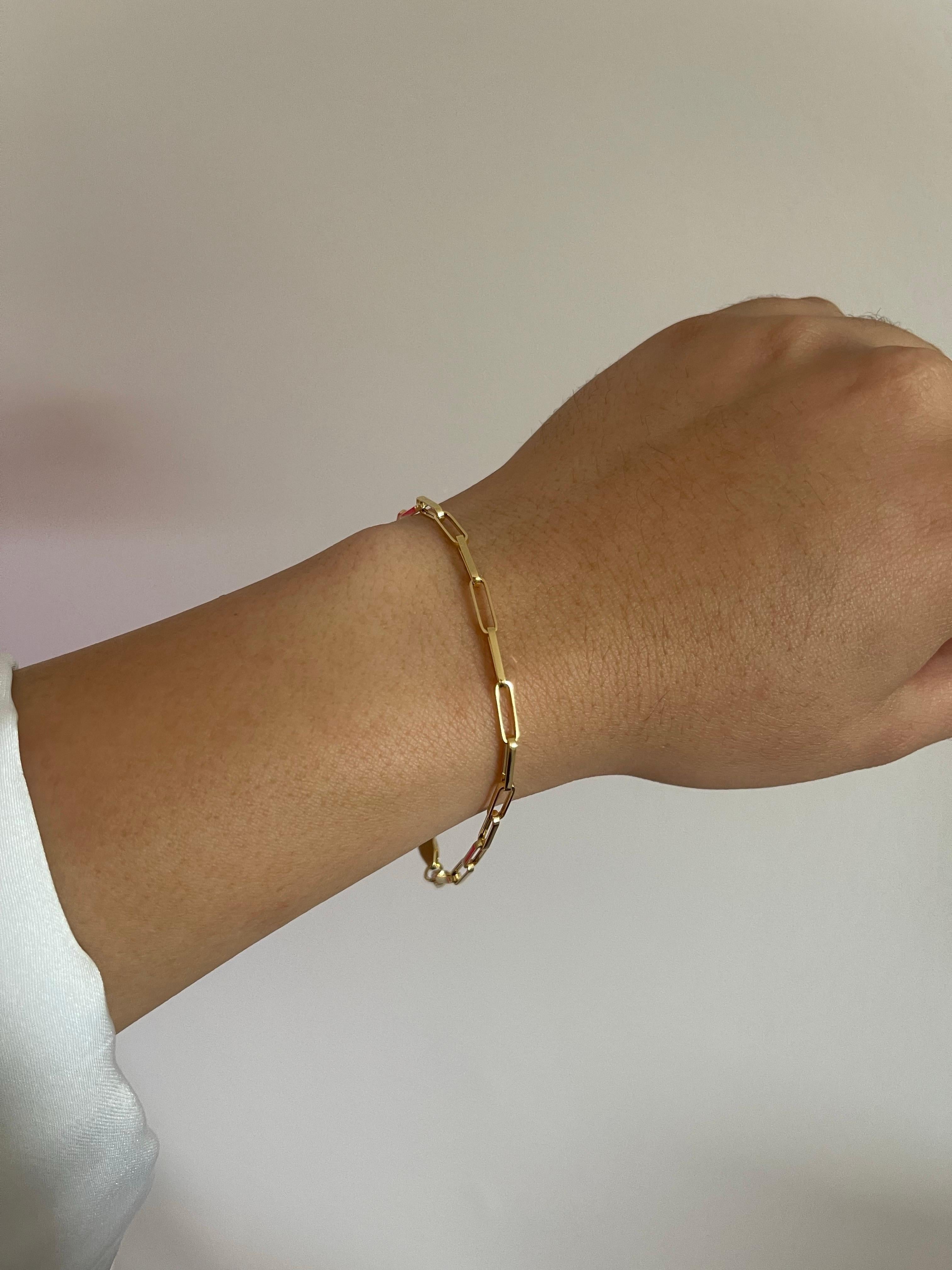 Faites l'expérience d'une sophistication raffinée avec ce bracelet en chaîne en or jaune 18 carats, fabriqué à la main au Brésil. Mesurant 7,5 pouces, ses maillons épurés et allongés créent une silhouette moderne et élégante.

Sa finition dorée et
