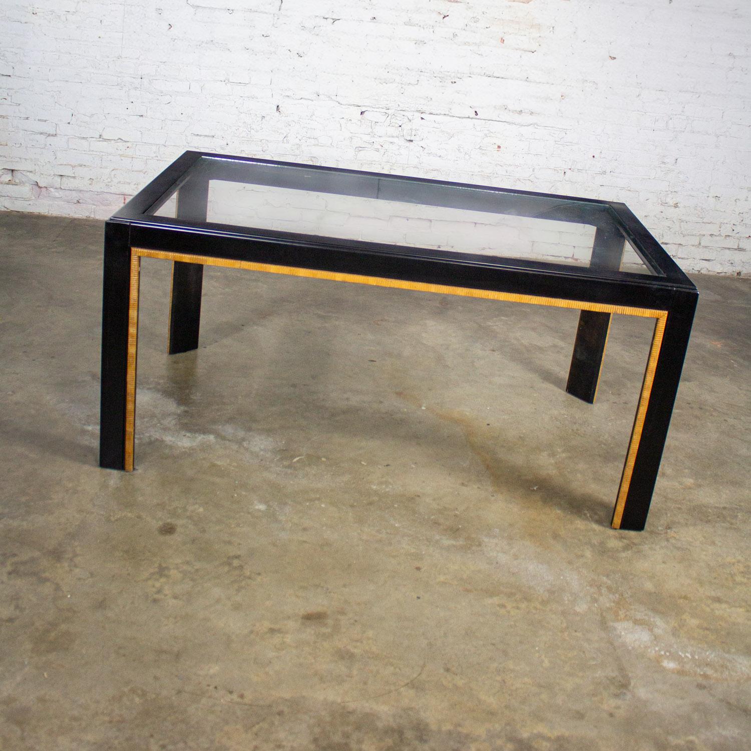 Americano Tavolo da pranzo moderno in stile Parsons verniciato nero con finiture in finto rattan e inserto in vetro in vendita