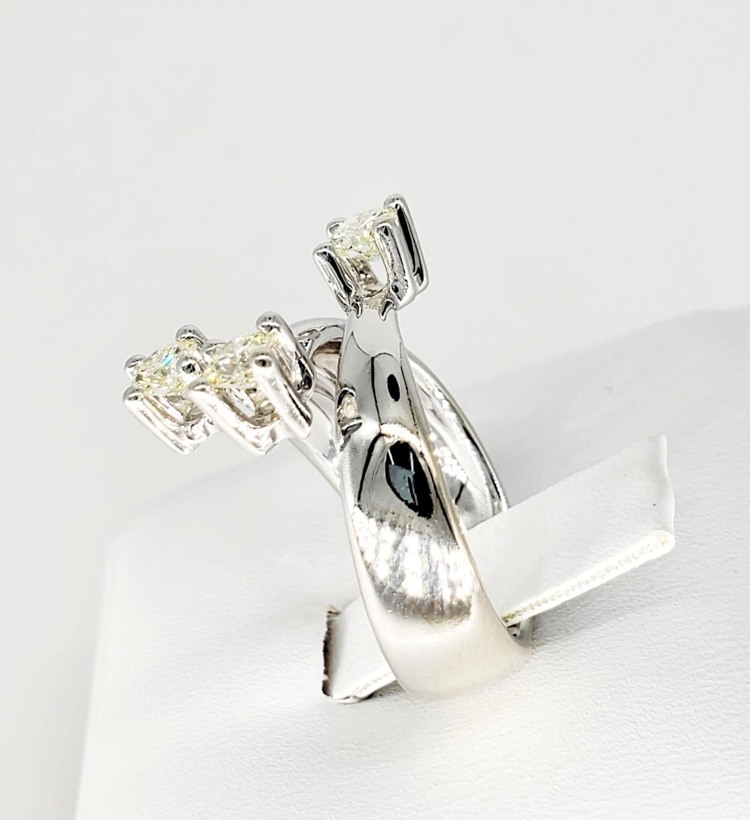 Women's Modern Past Present Future 3-Stone 0.76 Carat Diamonds Swivel Design Ring 14k For Sale