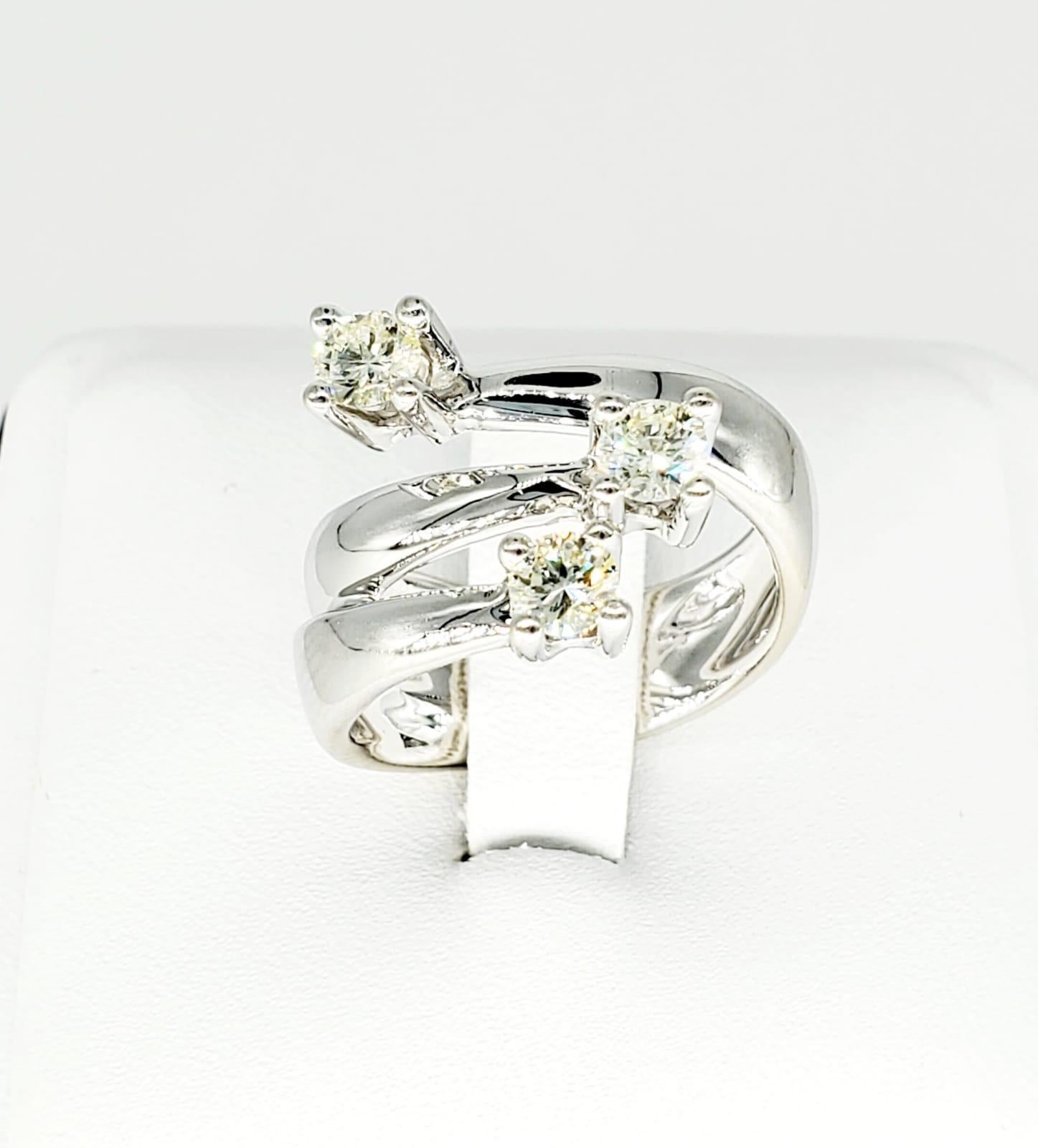 Modern Past Present Future 3-Stone 0.76 Carat Diamonds Swivel Design Ring 14k For Sale 1