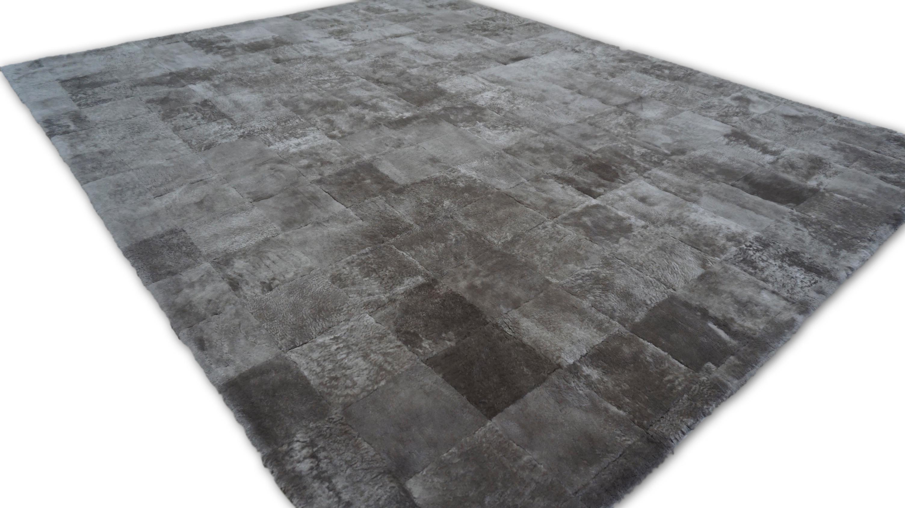 Moderne Tapis moderne Patagonia taupe de mouton 8'x10'2'' en vente