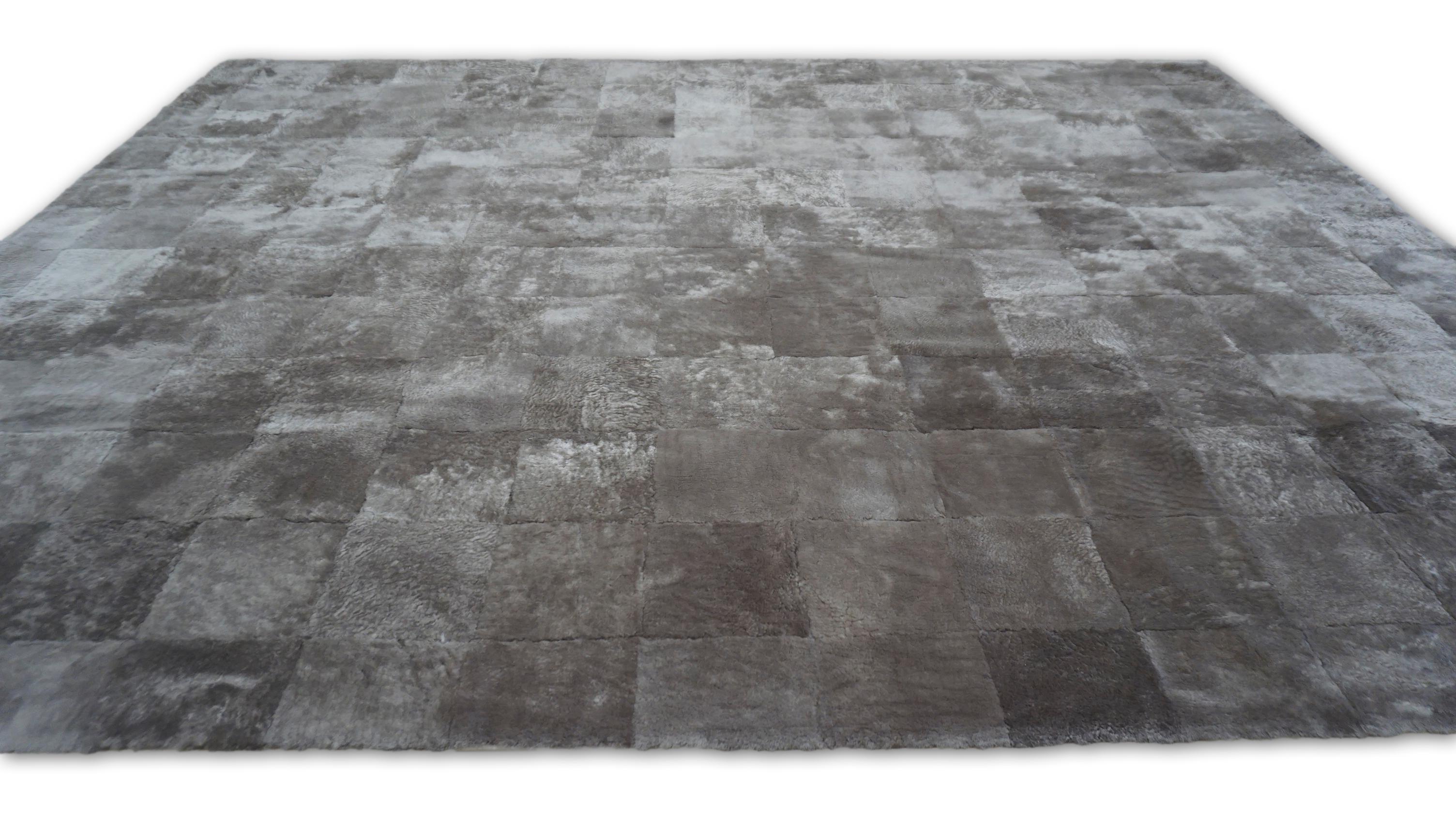 Tapis moderne Patagonia taupe de mouton 8'x10'2'' Neuf - En vente à Torrance, CA