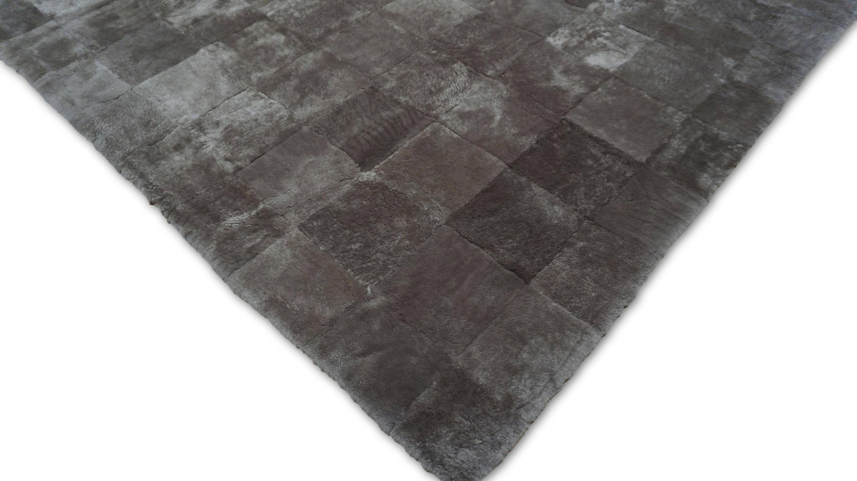 XXIe siècle et contemporain Tapis moderne Patagonia taupe de mouton 8'x10'2'' en vente